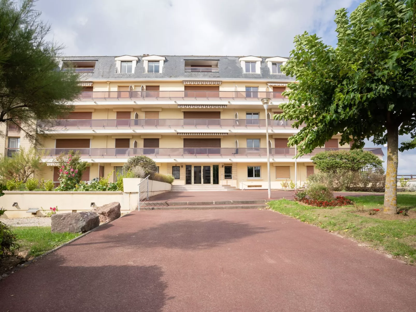 Les Caravelles-Outside