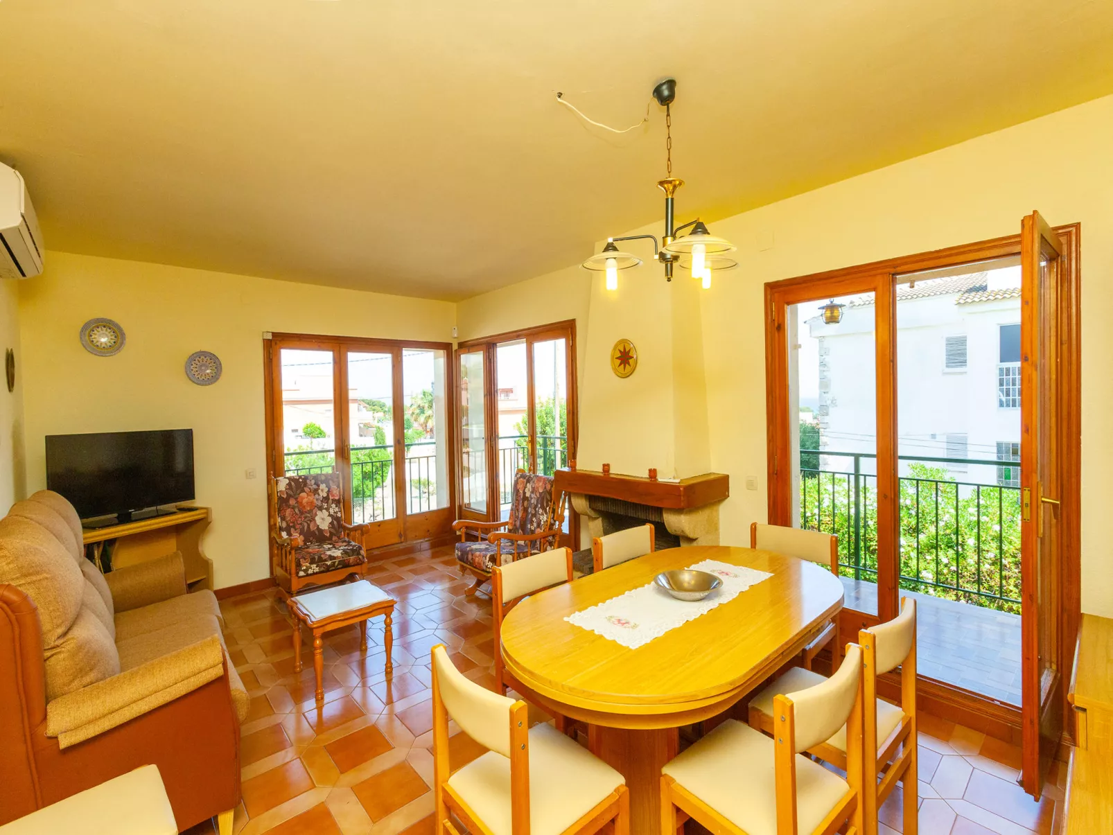 Tres Olivos-Inside