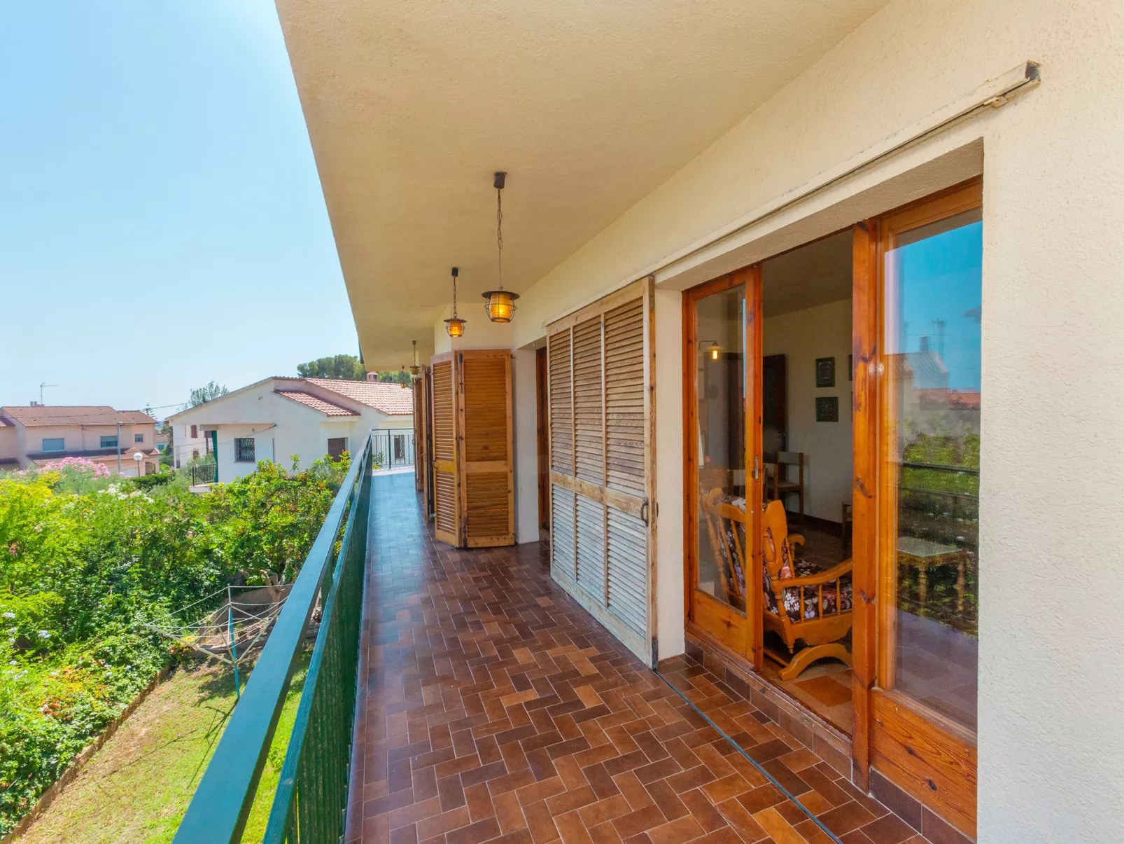 Tres Olivos-Outside