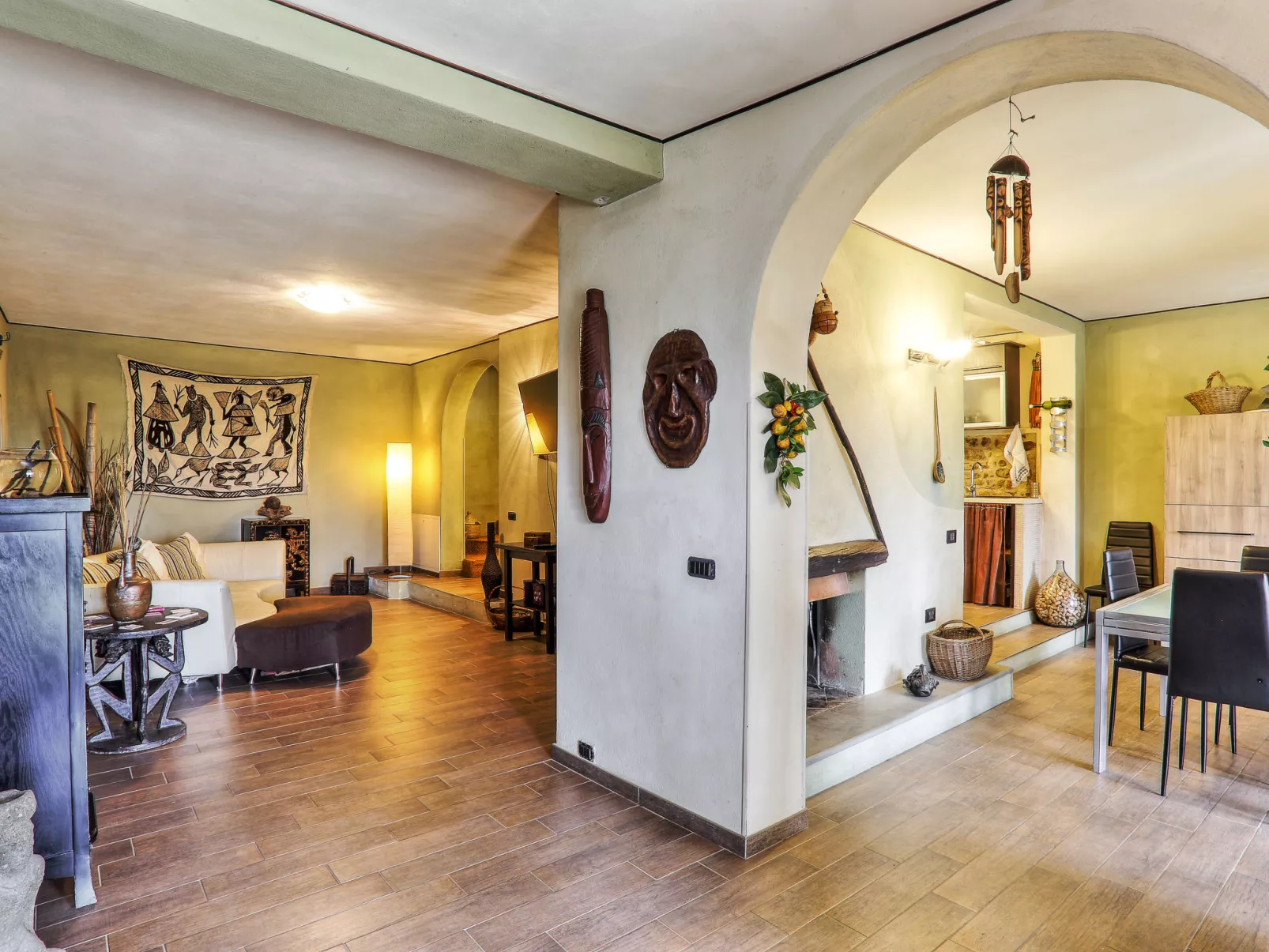 Decameron house-Inside