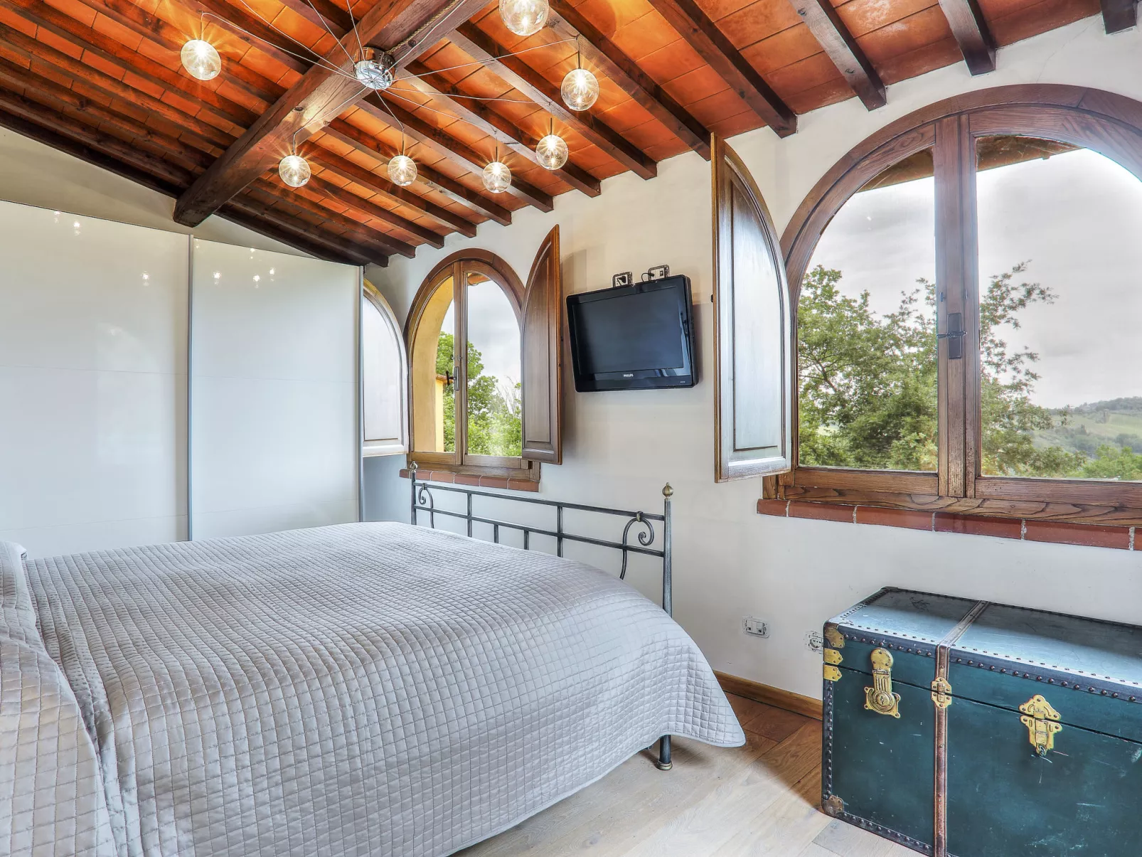 Decameron house-Inside