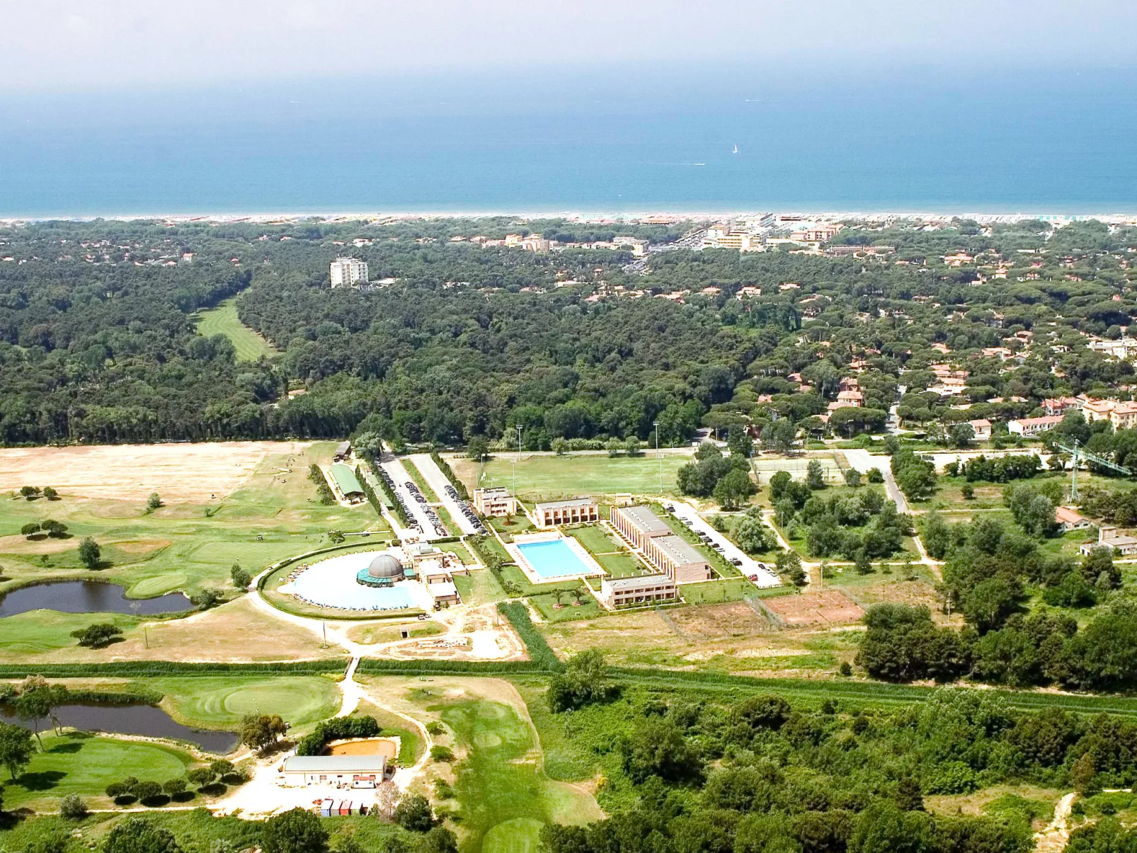 Cosmopolitan Golf (TIR280)-Outside