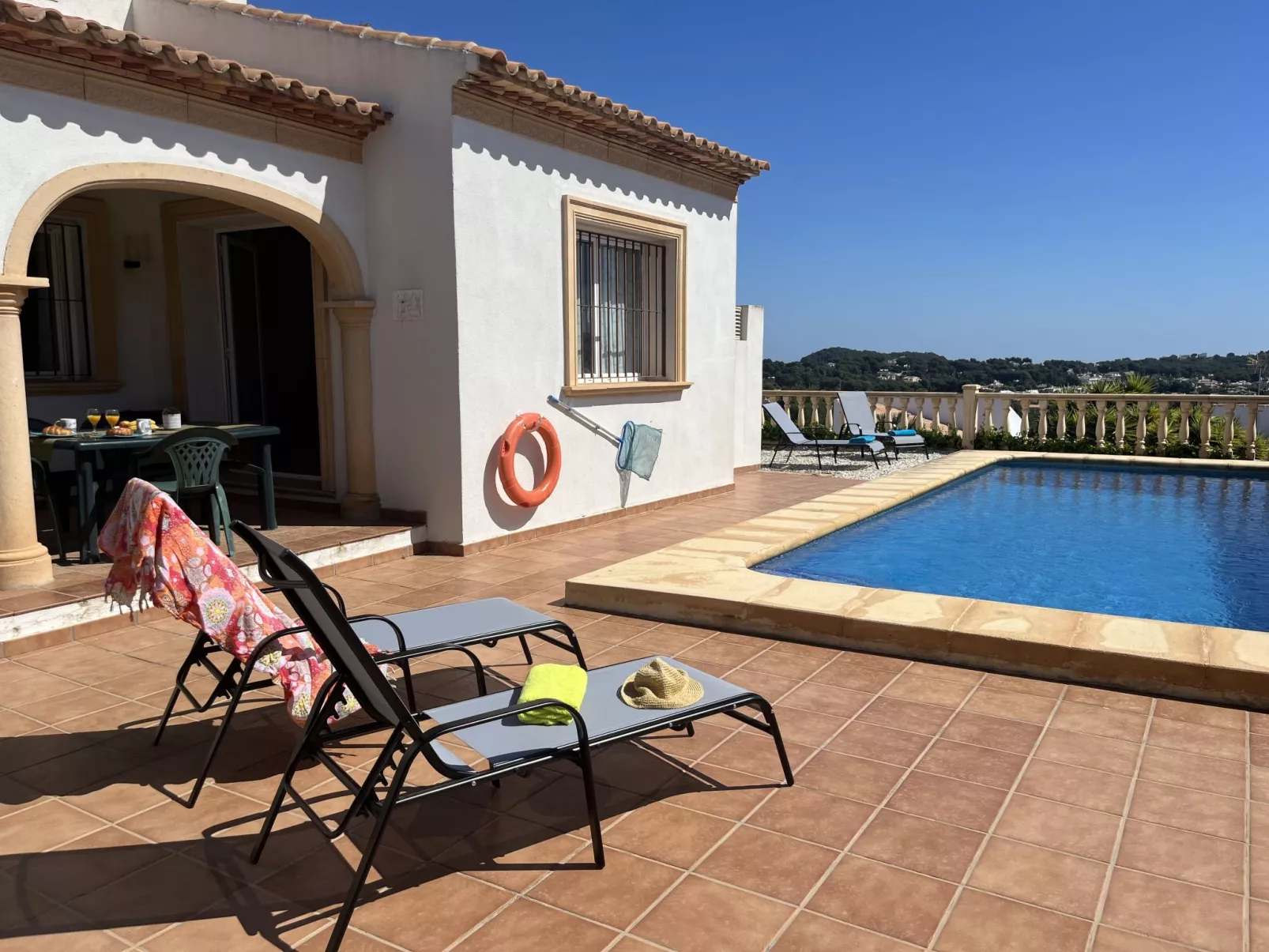 Comino-Outside