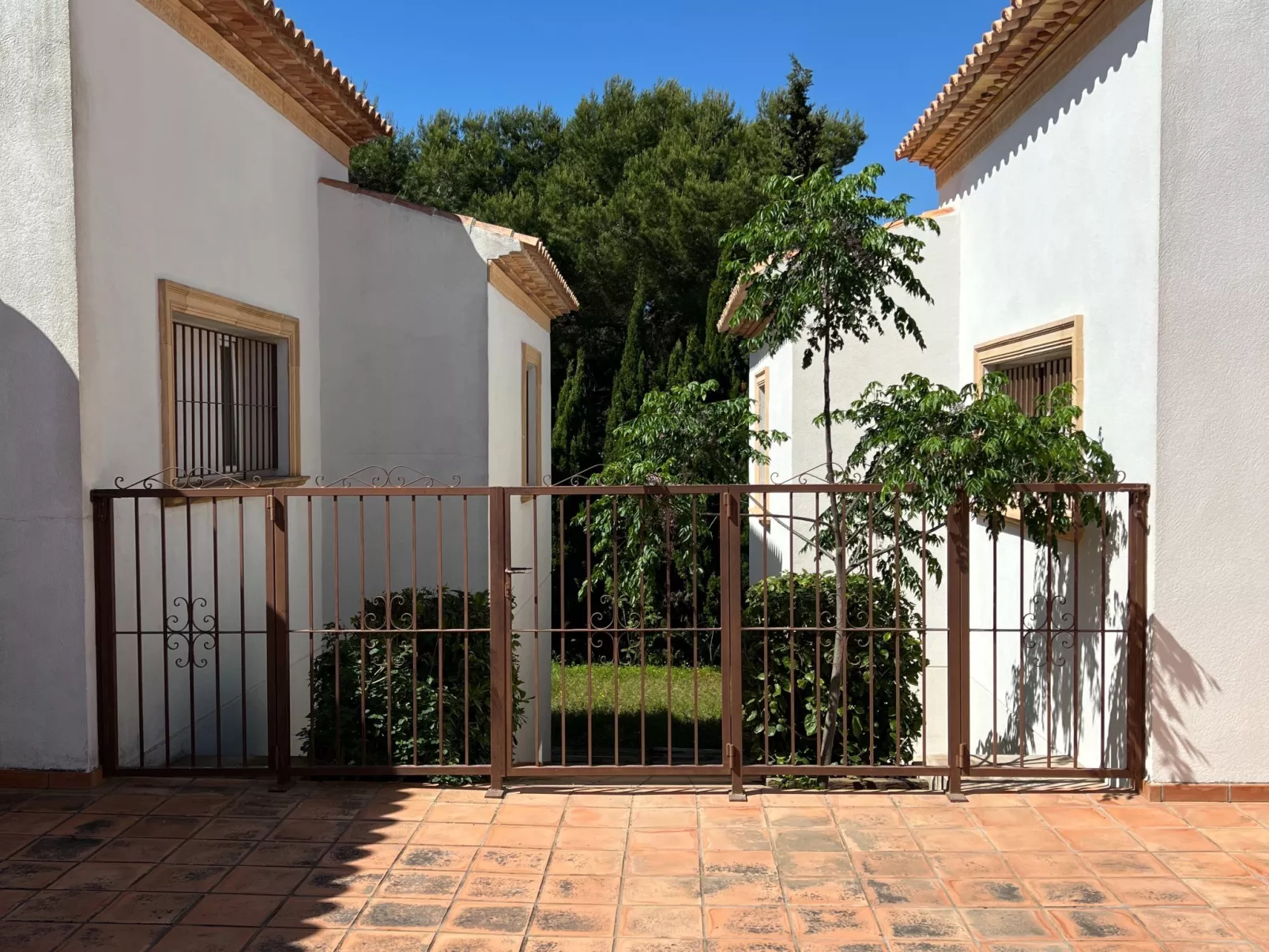 Comino-Outside