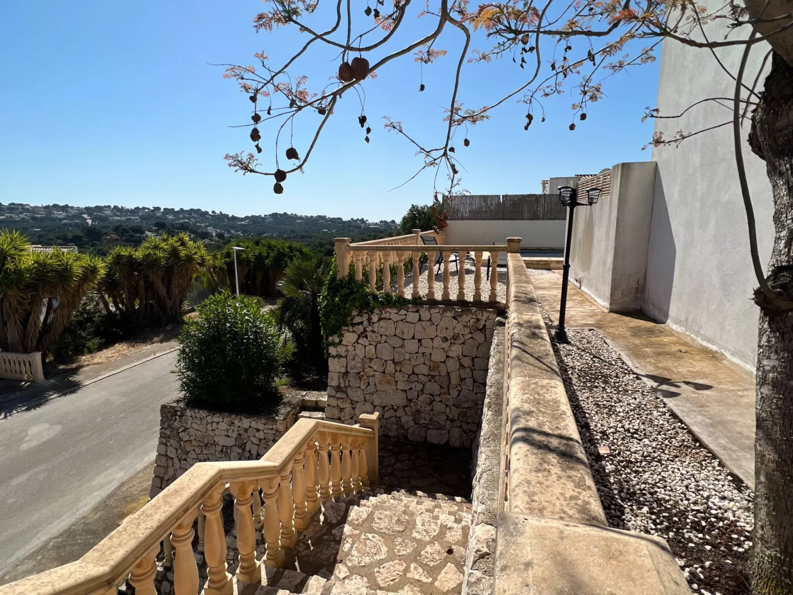 Comino-Outside