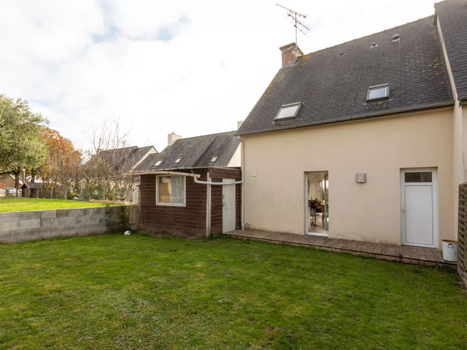 Les Bouvreuils-Outside