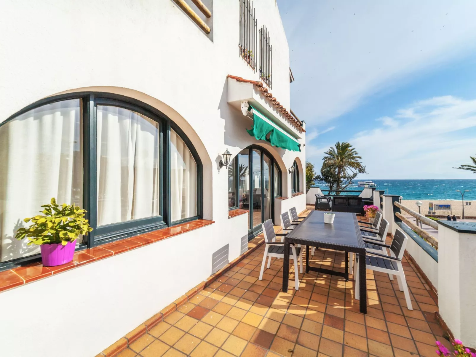 Platja-Outside