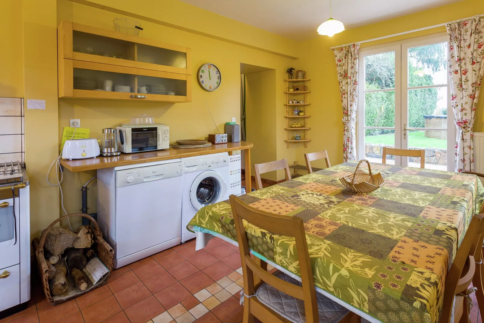 Maison de vacances Diges-Dining room