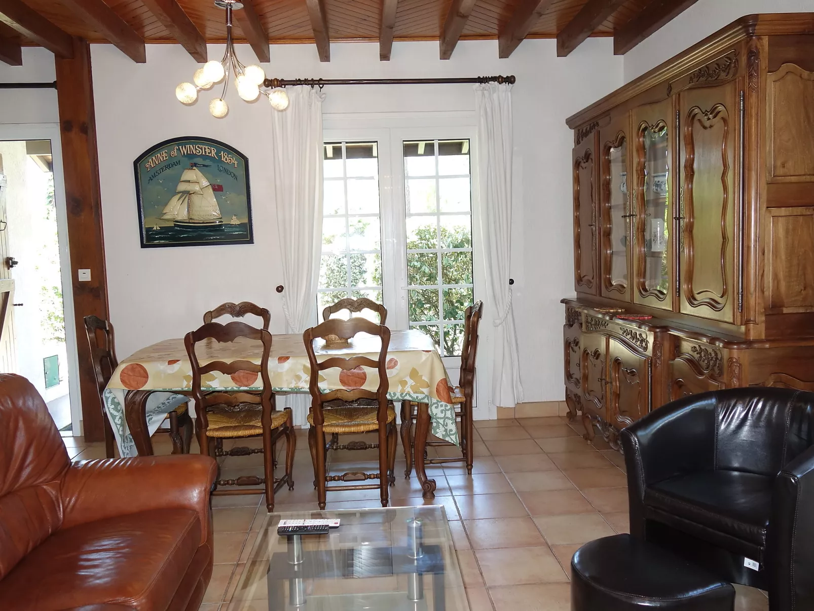Promenade des Pins-Inside