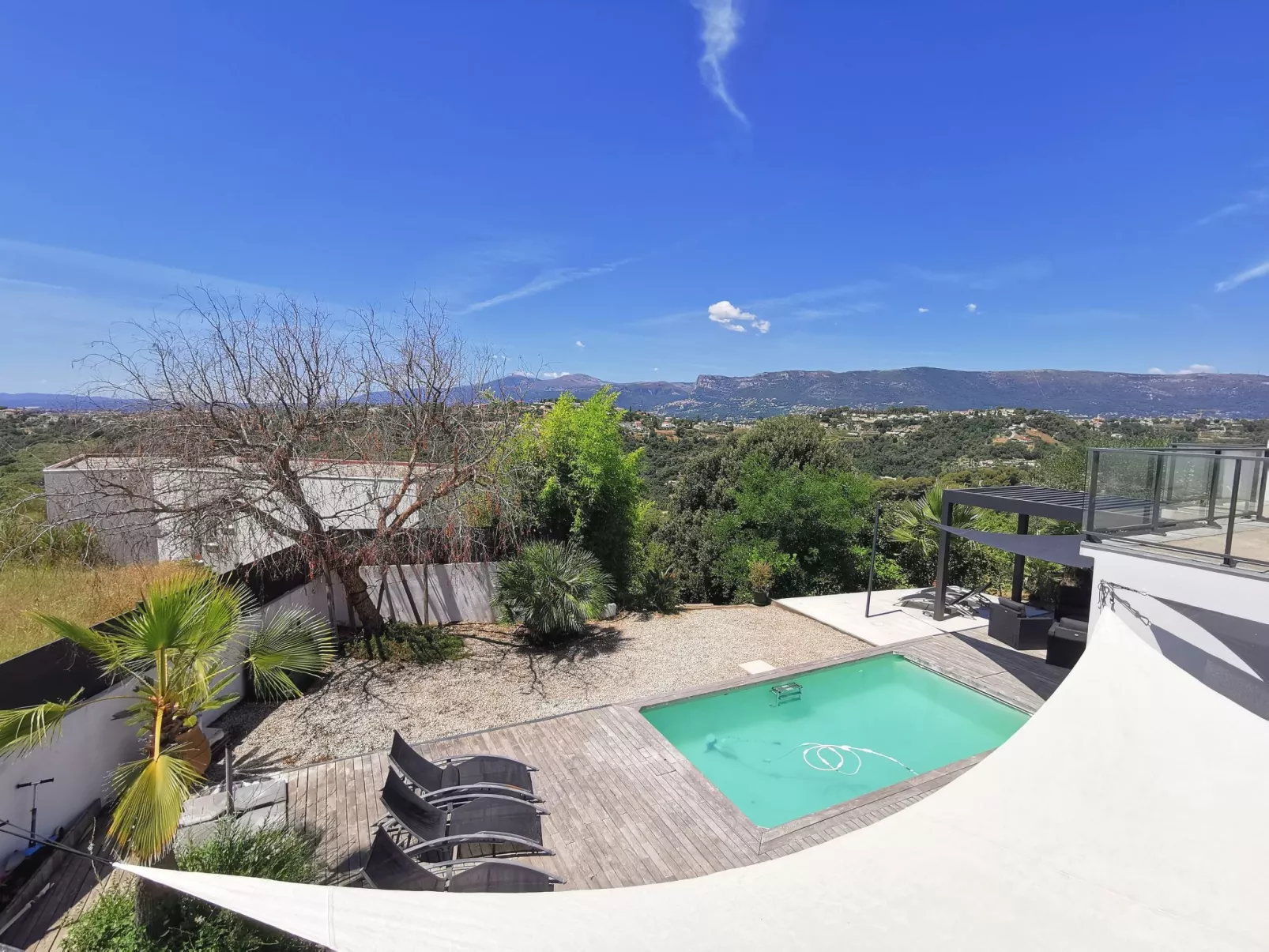 Les Oliviers-Draußen