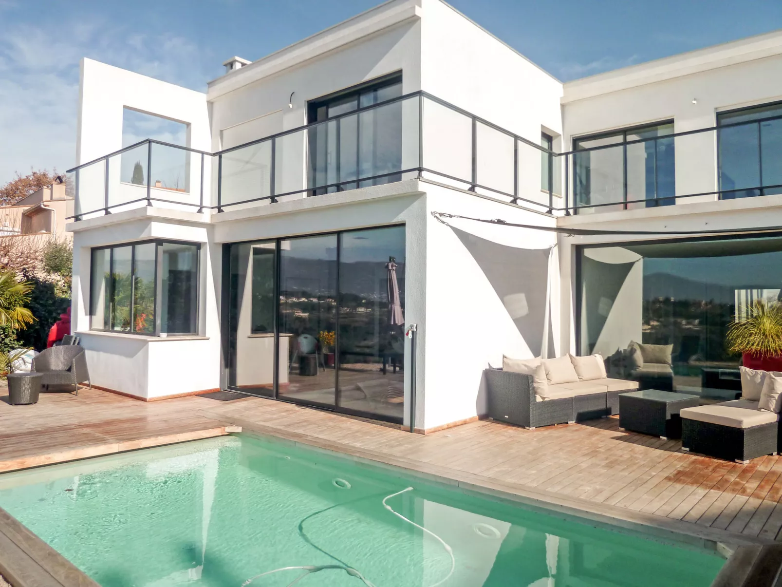 Les Oliviers-Draußen