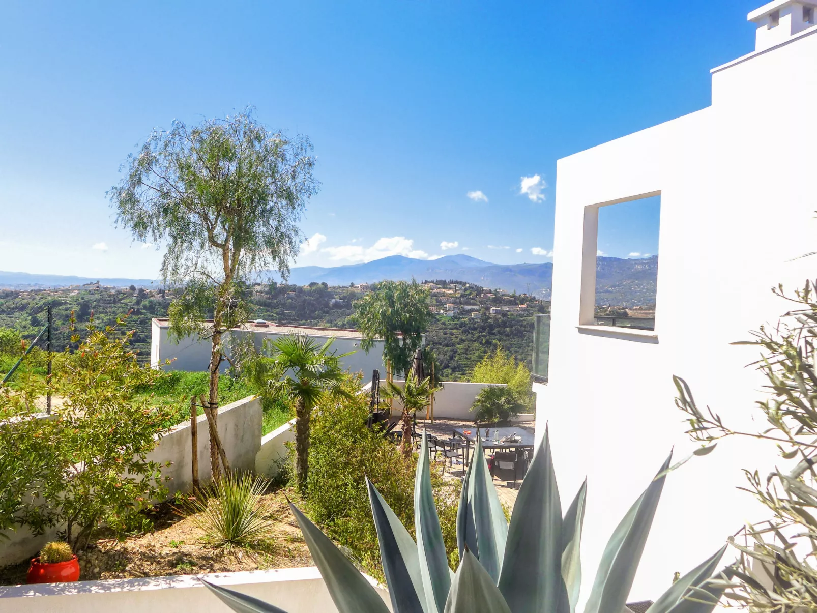 Les Oliviers-Draußen