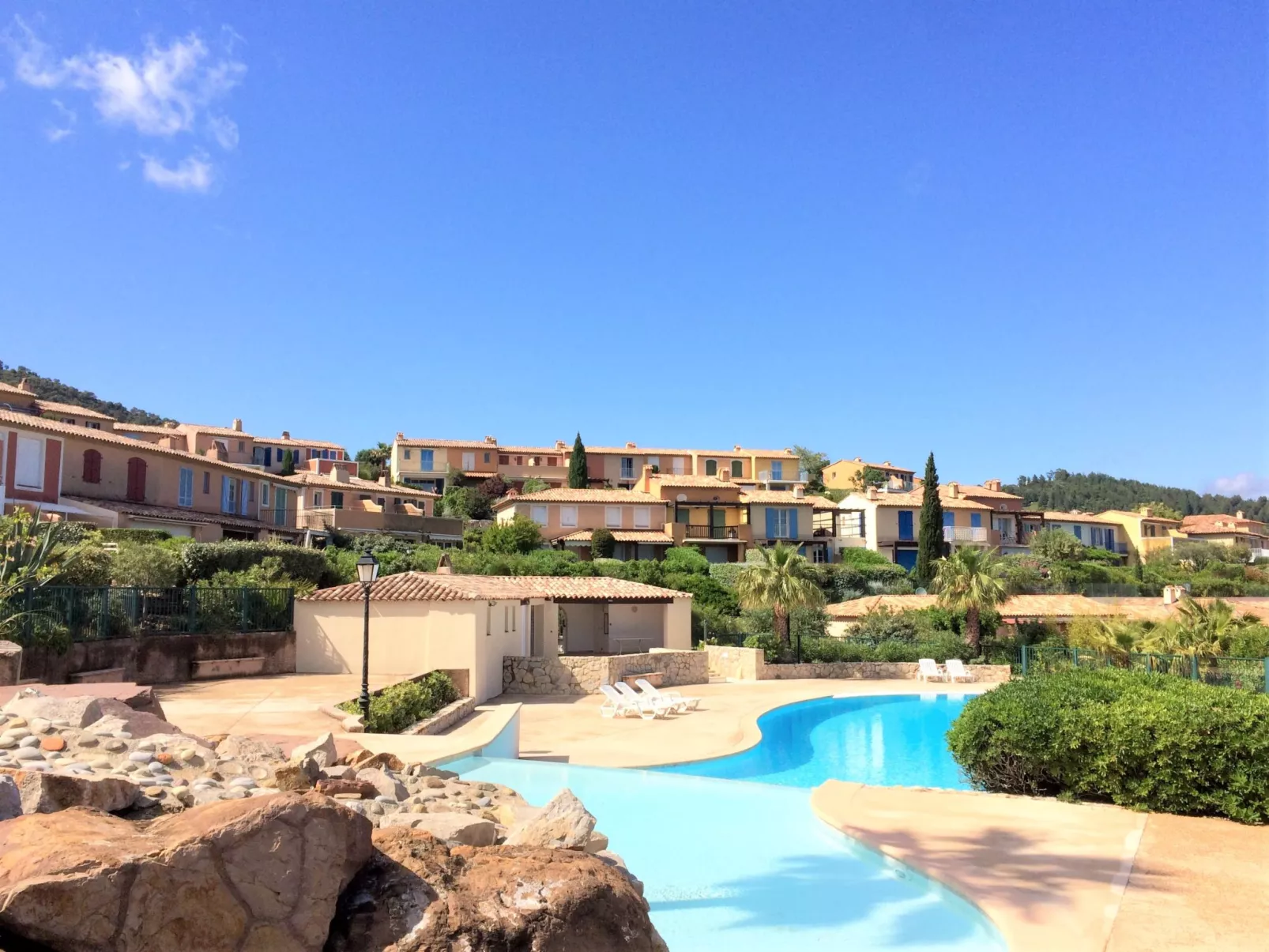 Le Petit Village-Dehors
