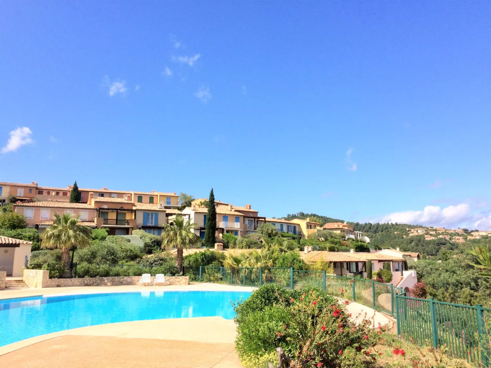 Le Petit Village-Dehors