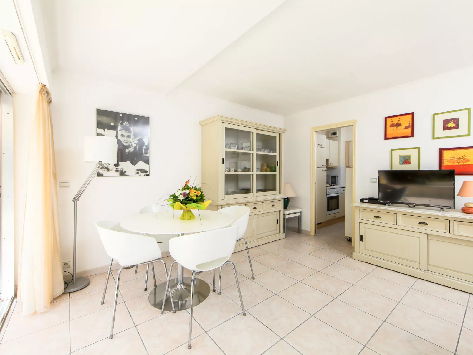 Cannes Bay-Inside