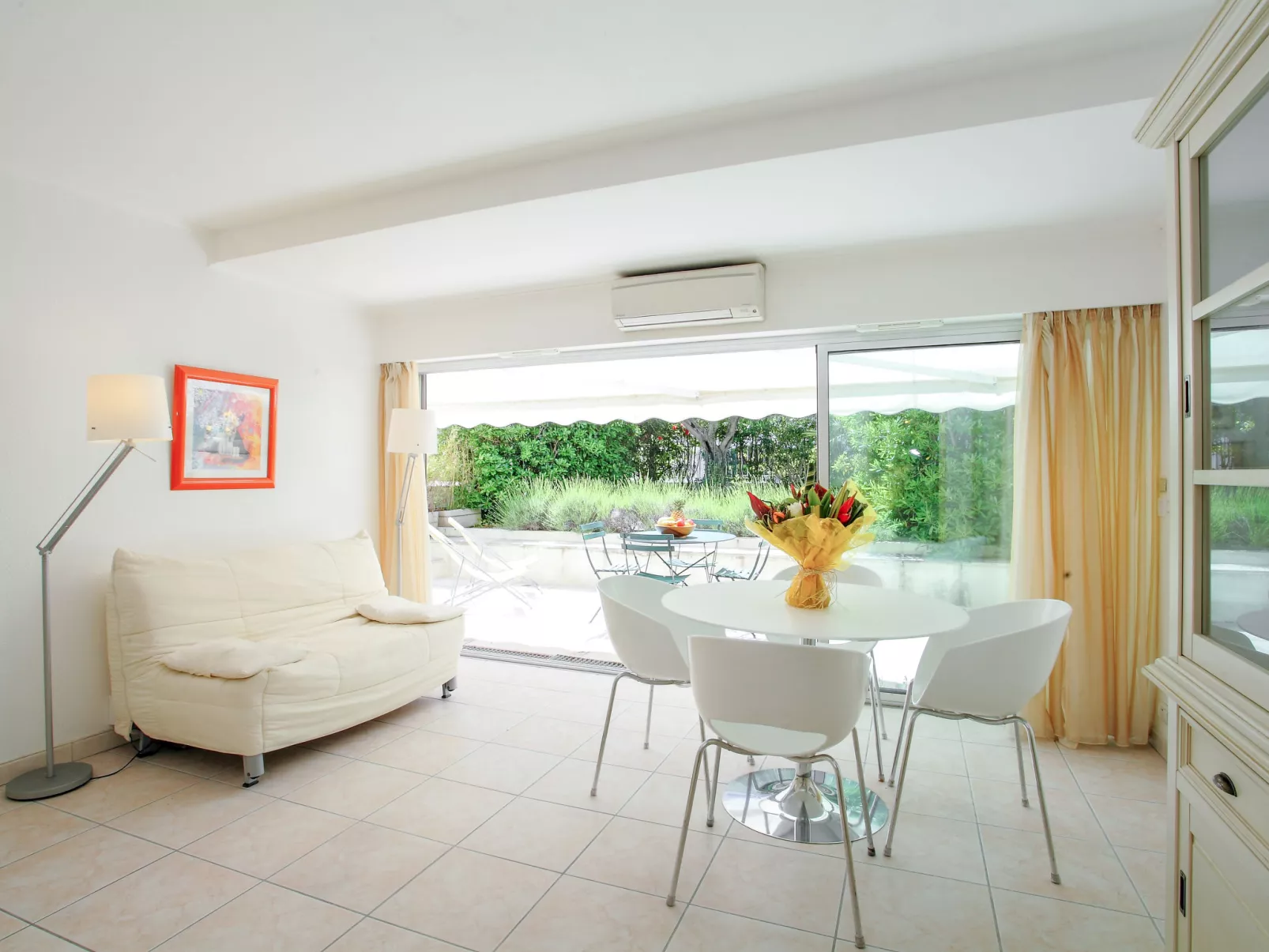 Cannes Bay-Inside