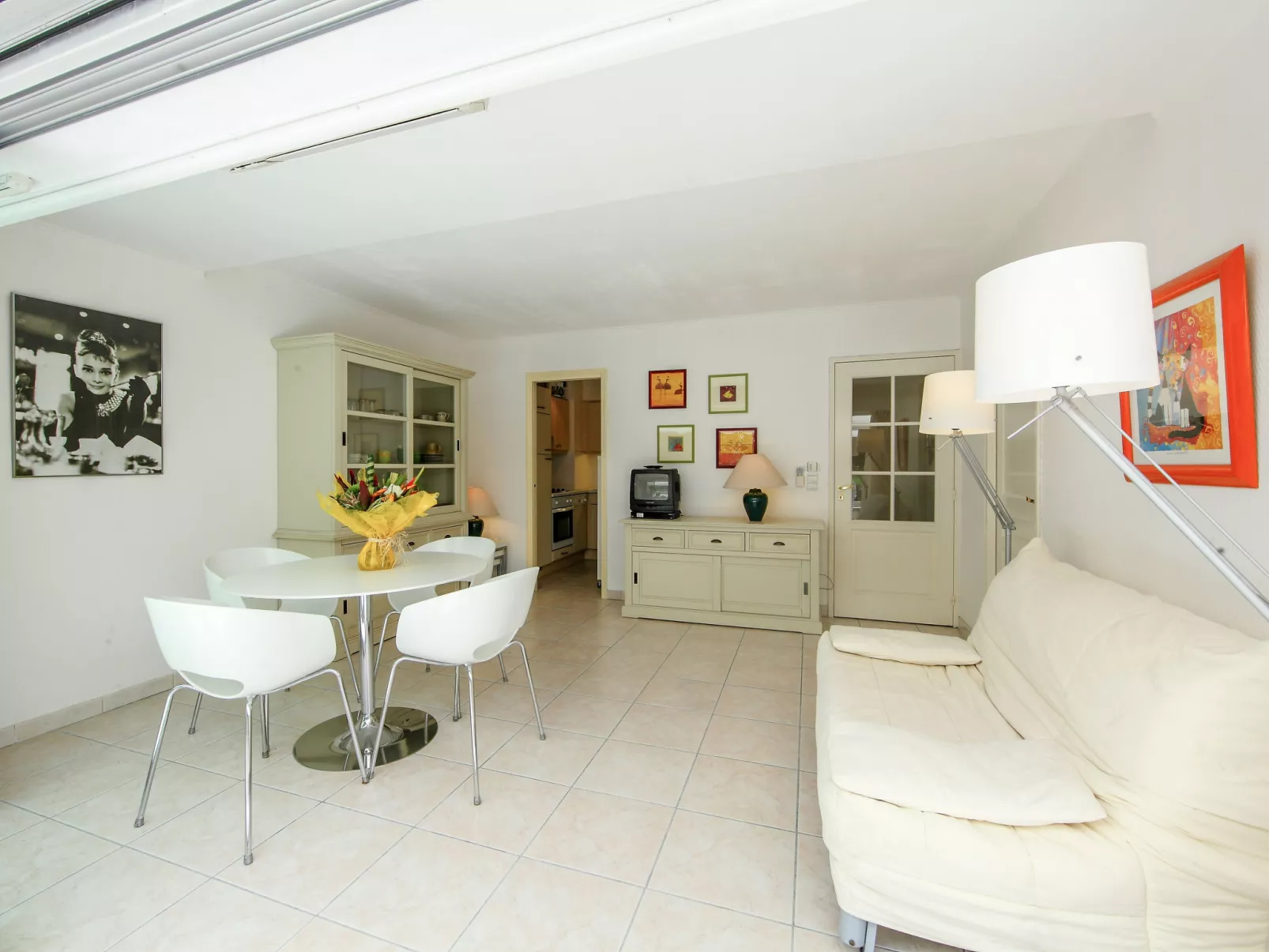 Cannes Bay-Inside