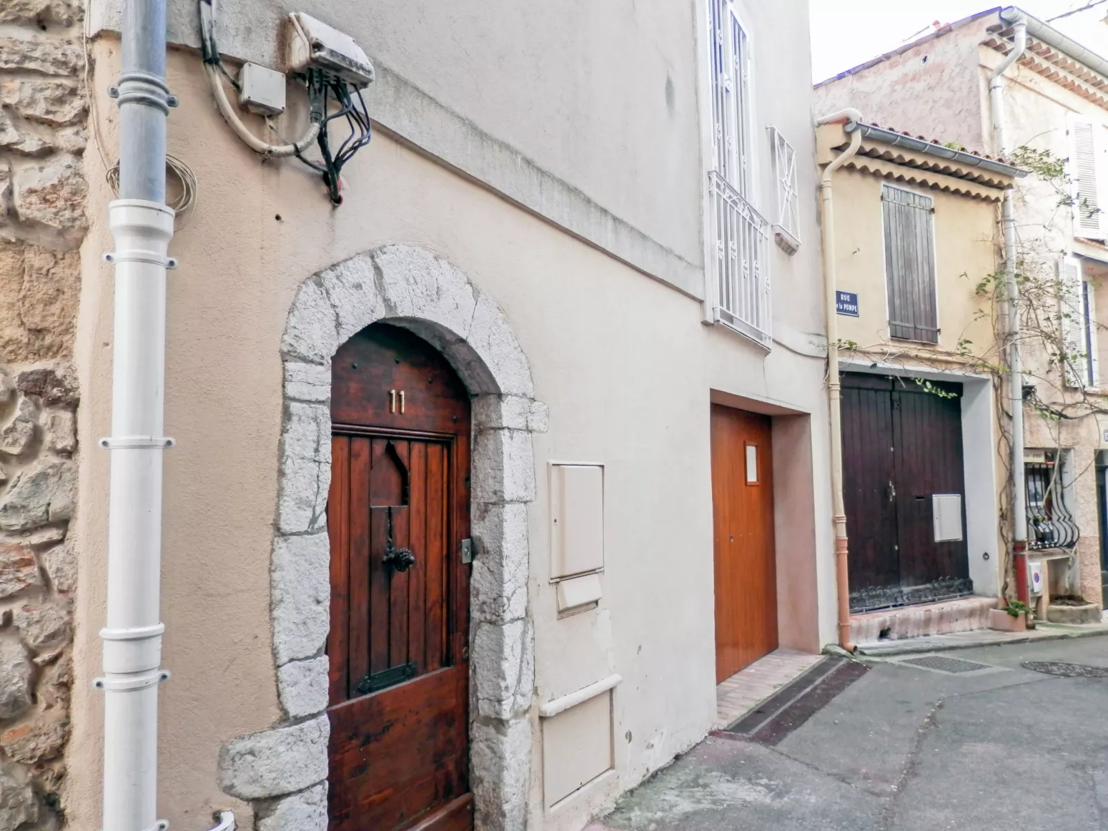 Rue de la Pompe-Outside