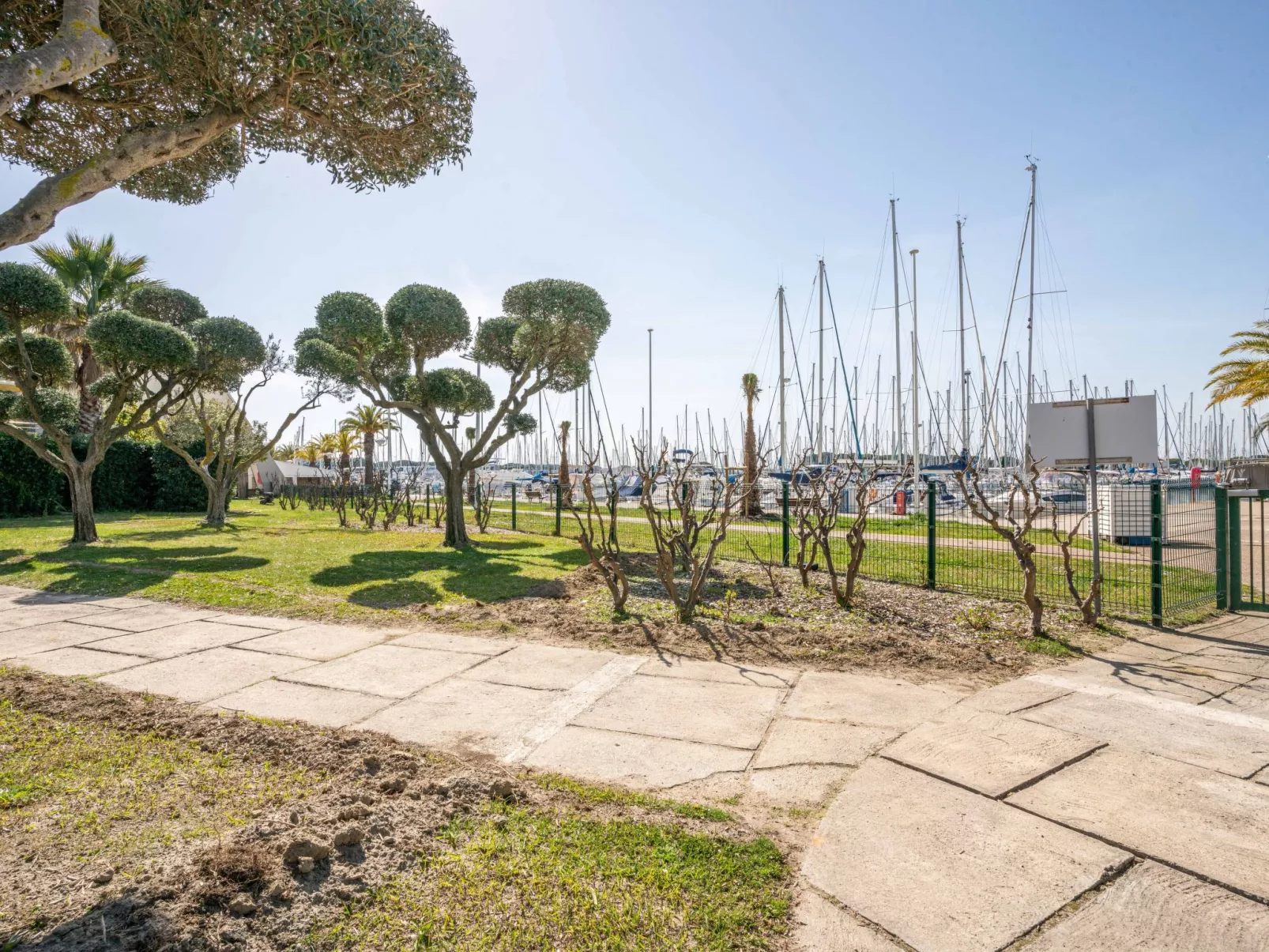 Les Jardins du Port-Outside