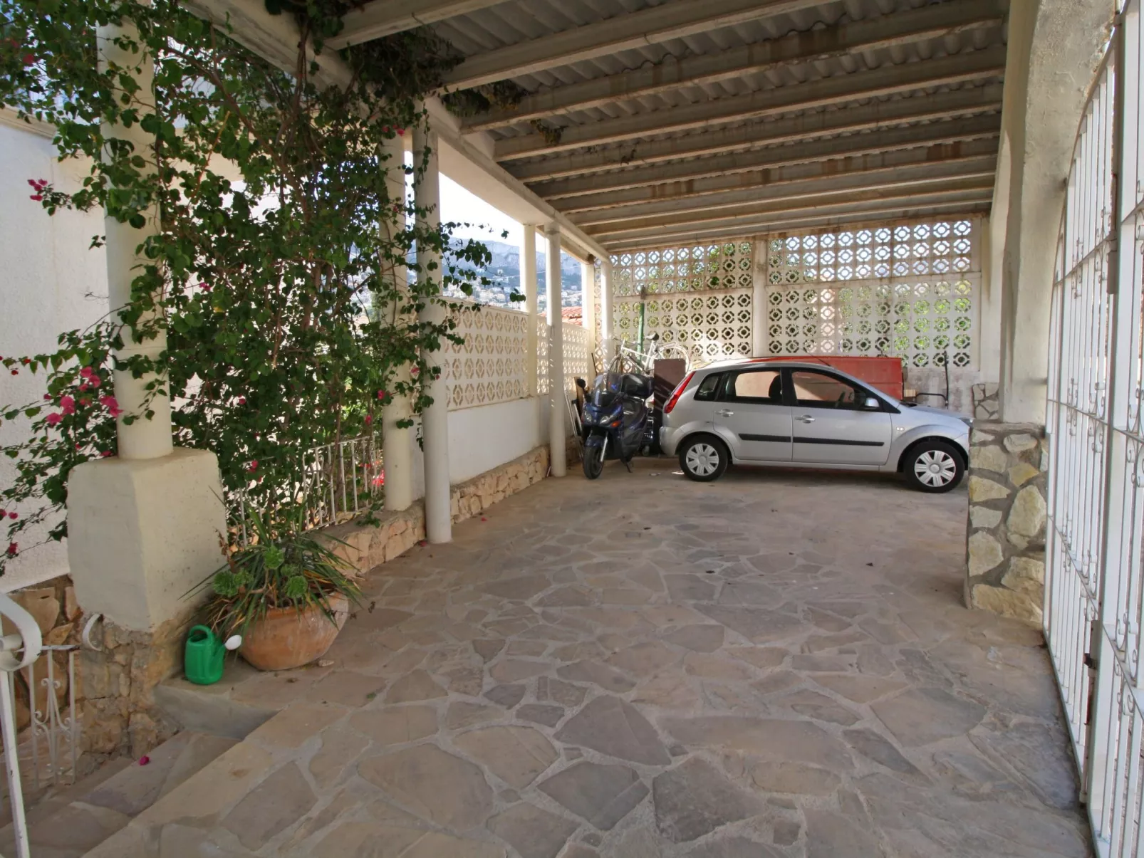 Estrella-Outside