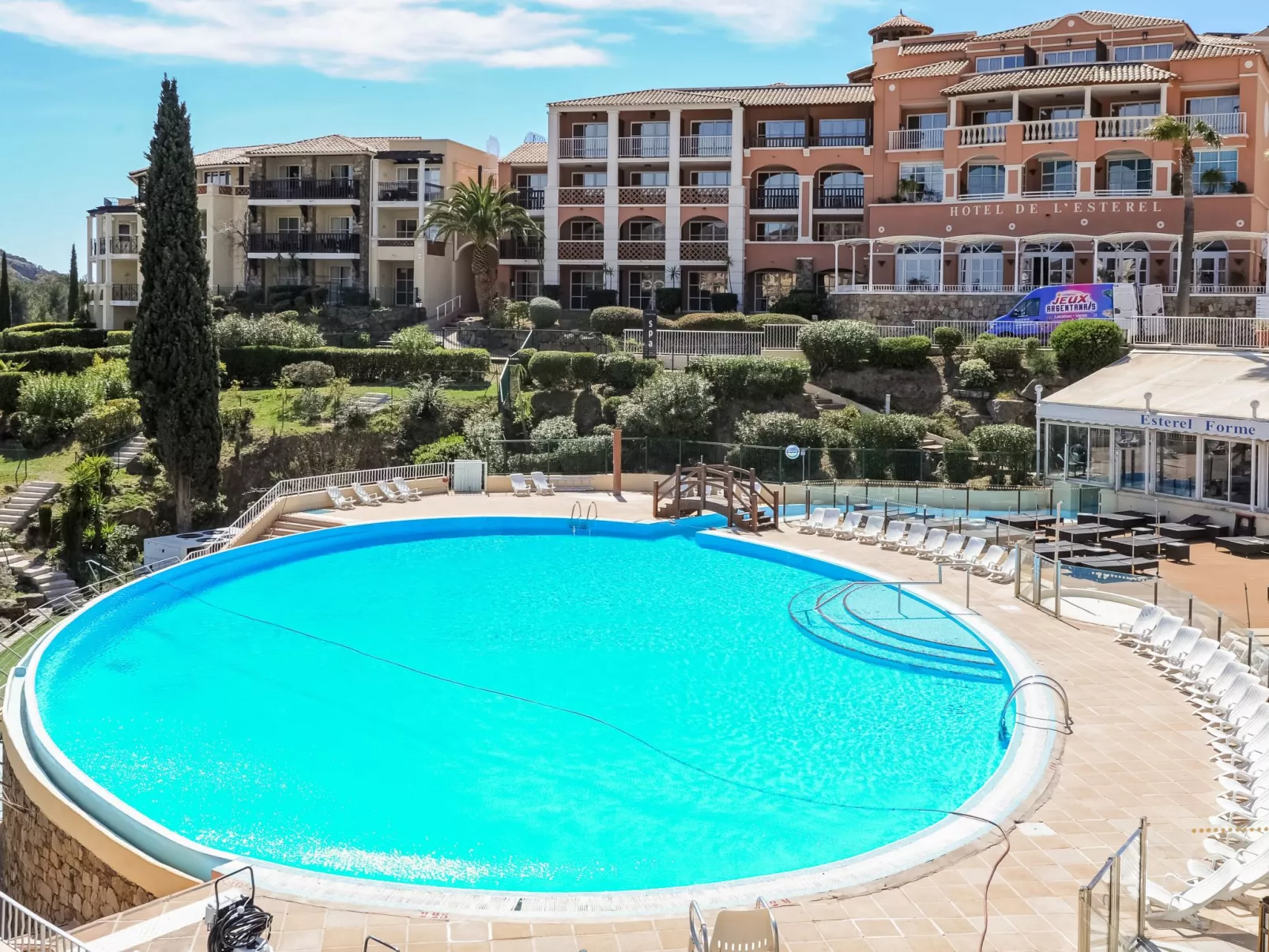 Le Village (C8 245)-Dehors