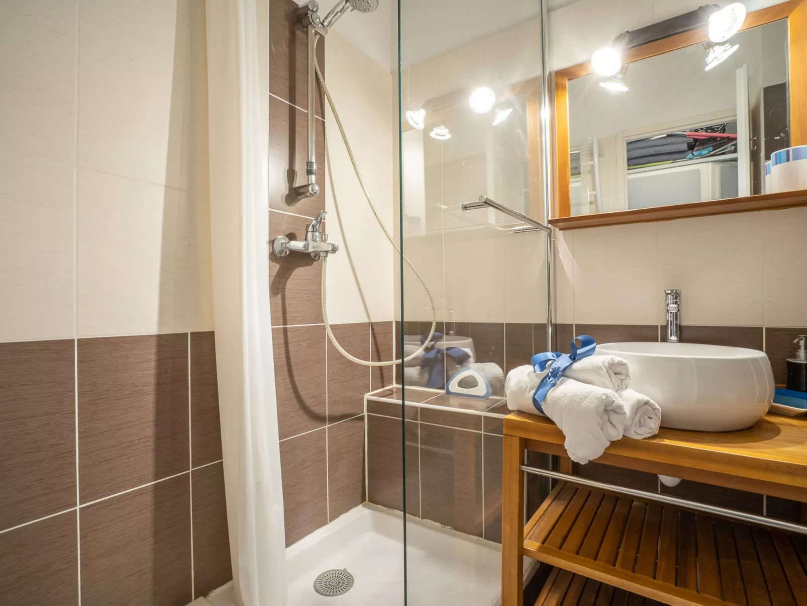 Le Village (C8 245)-Dedans