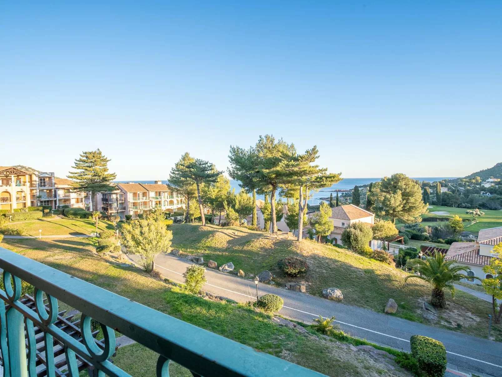 Le Village (C8 245)-Dehors