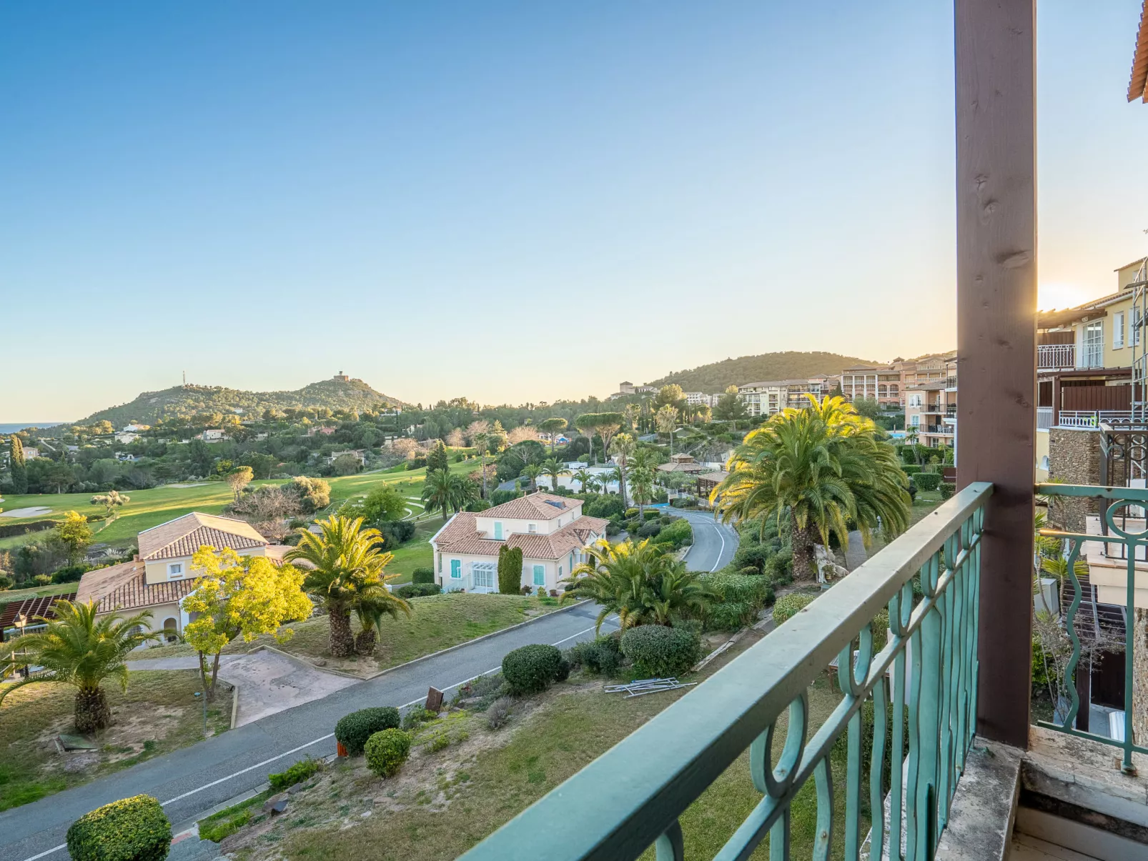 Le Village (C8 245)-Dehors