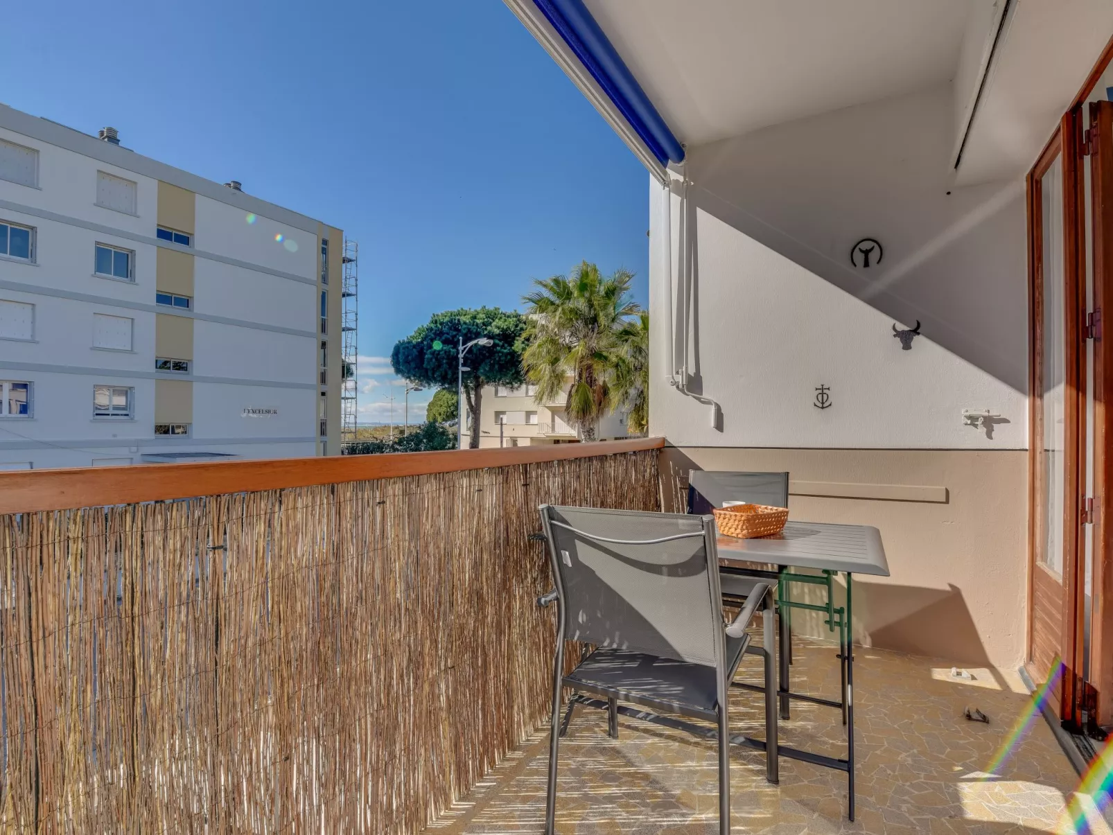 Le Mercure-Outside