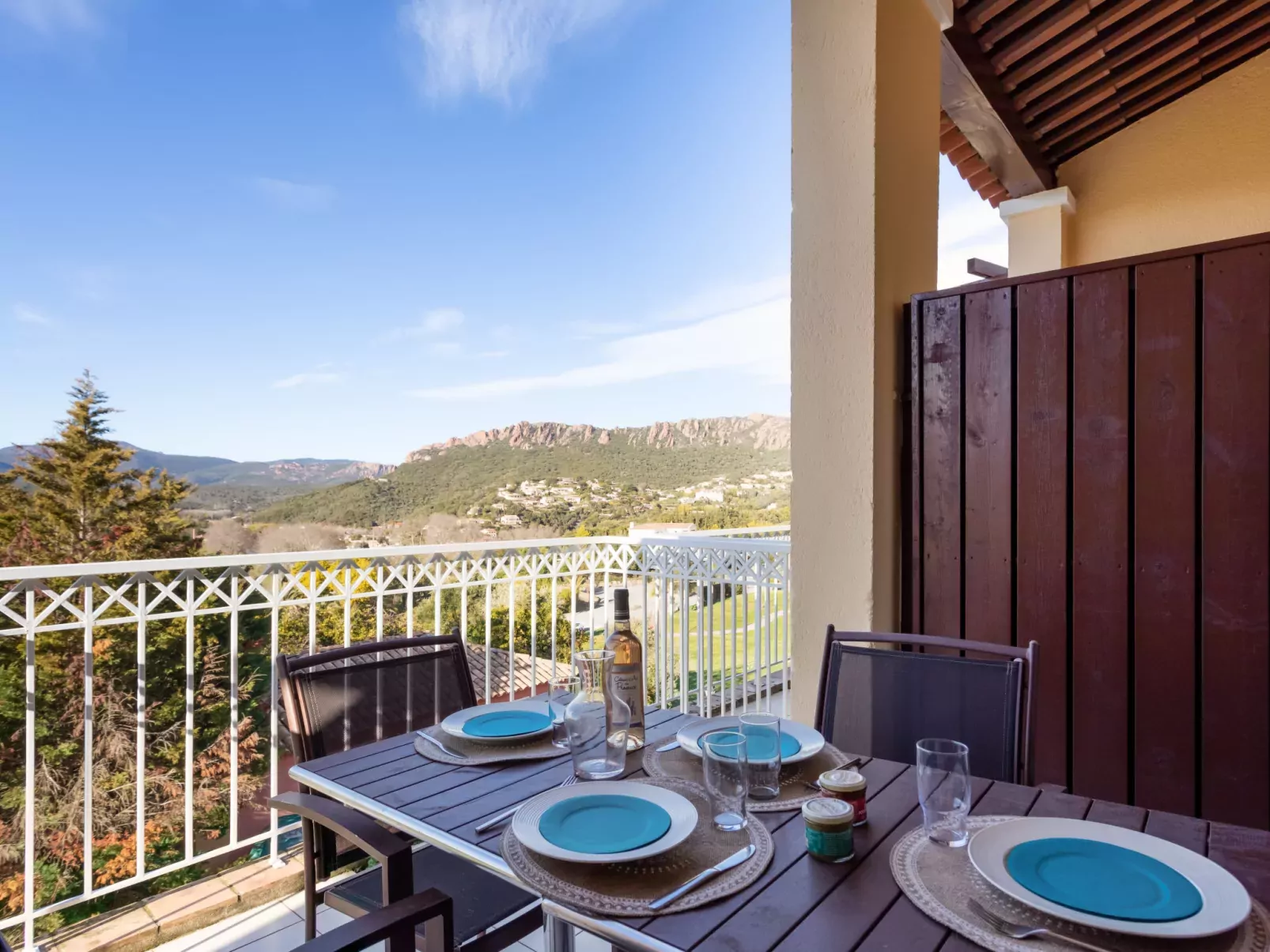 Le Village (C7 351)-Outside