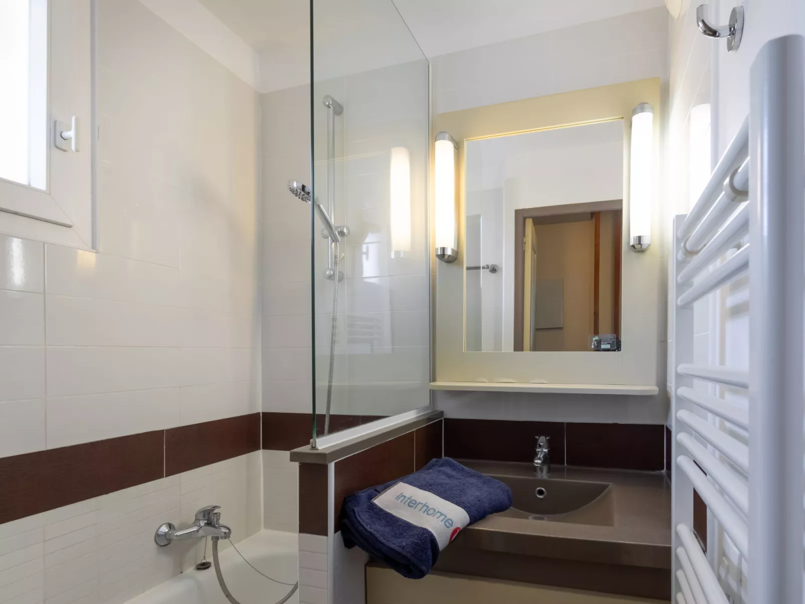 Le Village (C7 351)-Inside