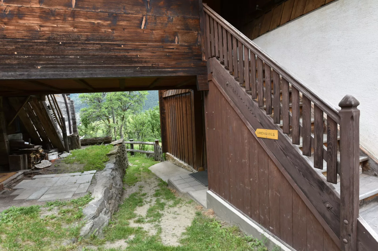 Chalet Edge-Gardens summer