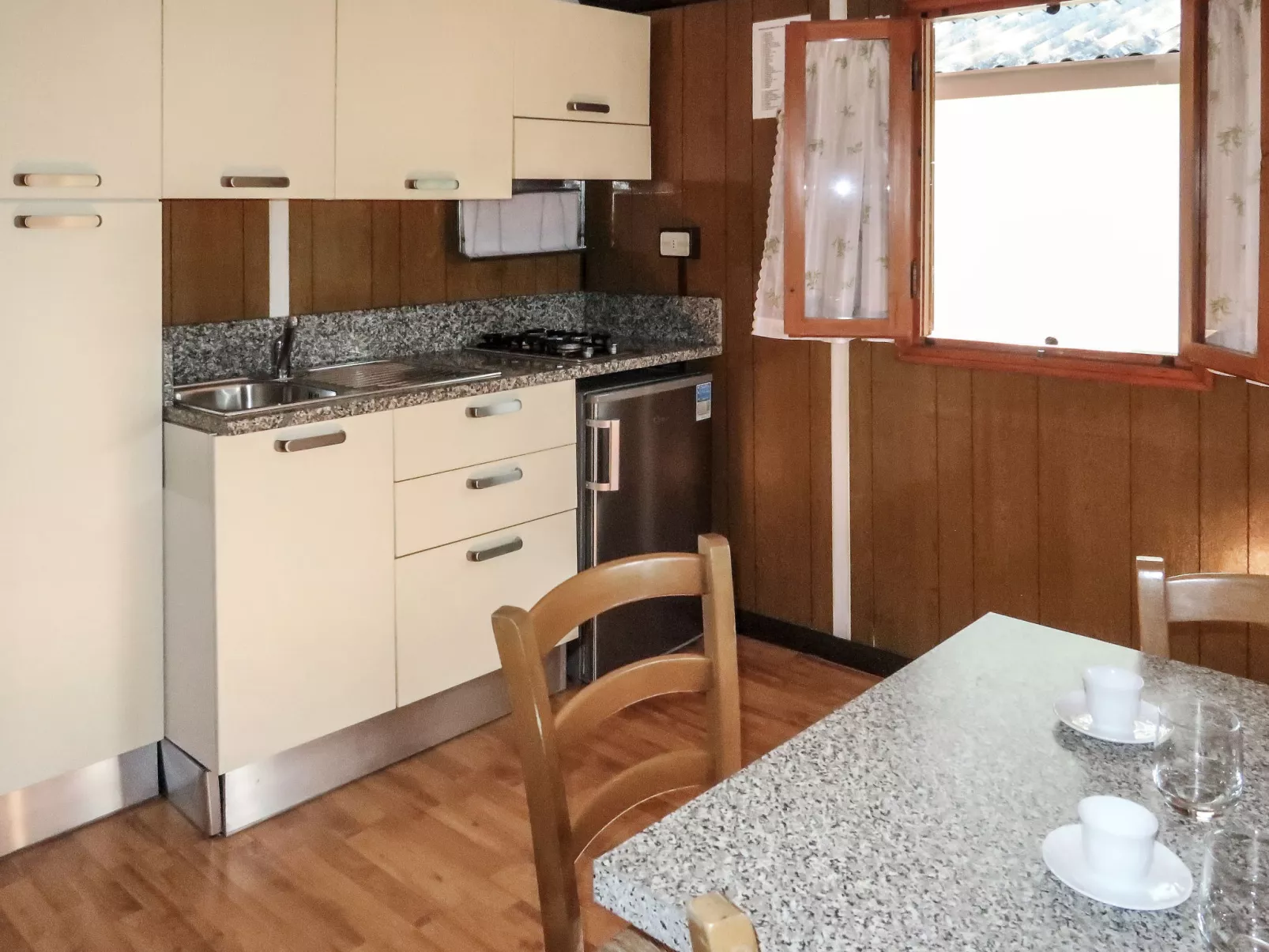 Bungalow B (AEG401)-Inside