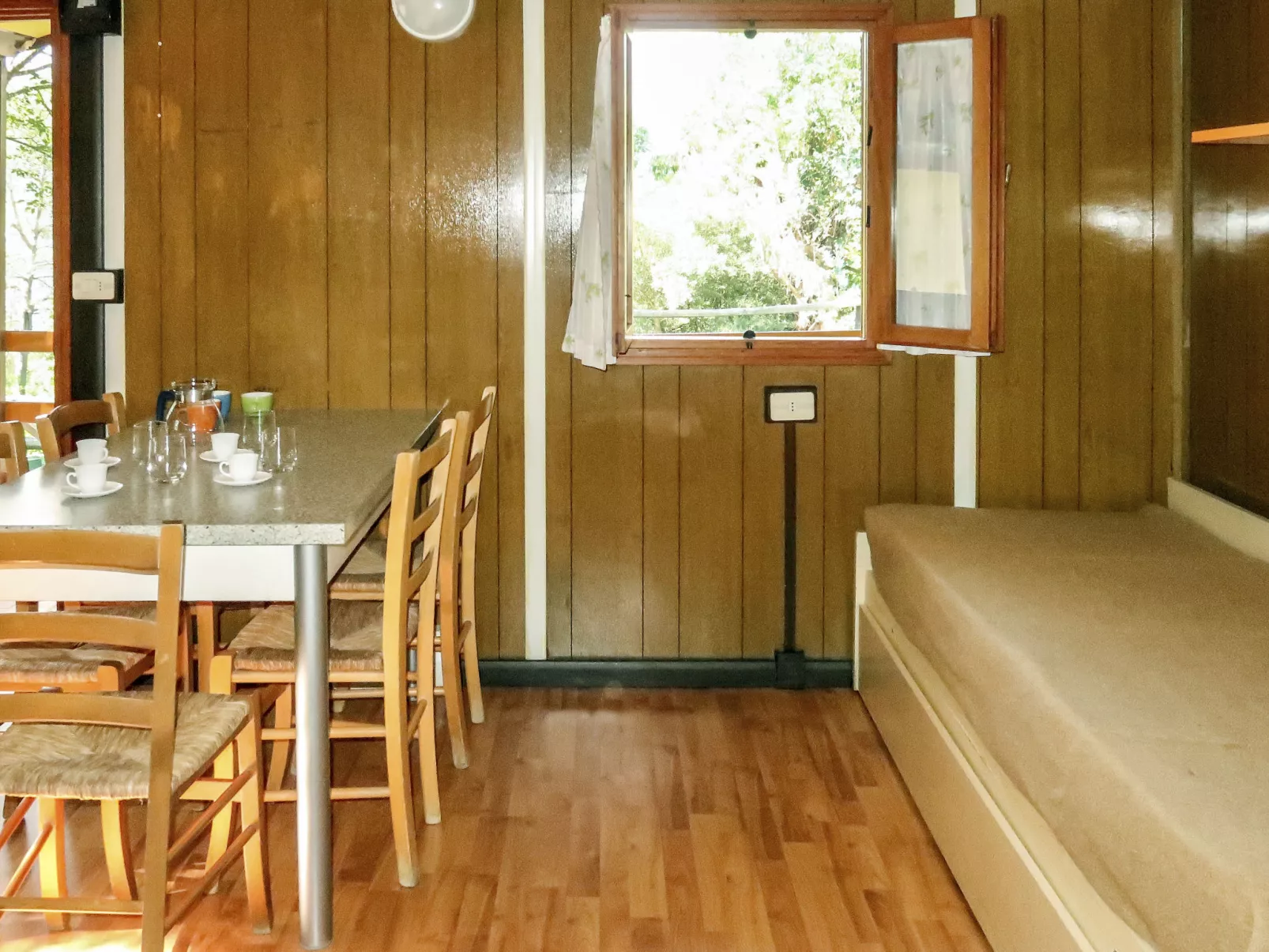 Bungalow B (AEG401)-Inside