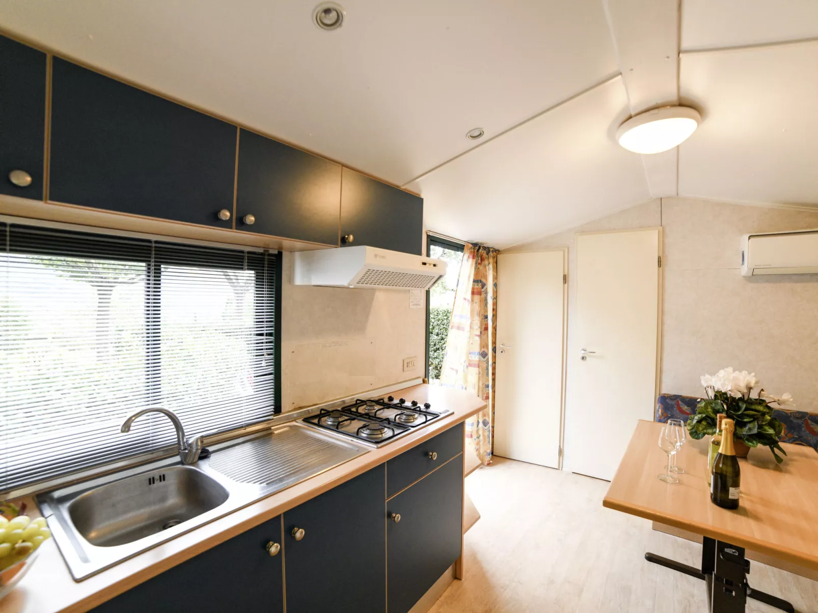 Mobilhome B (AEG402)-Inside