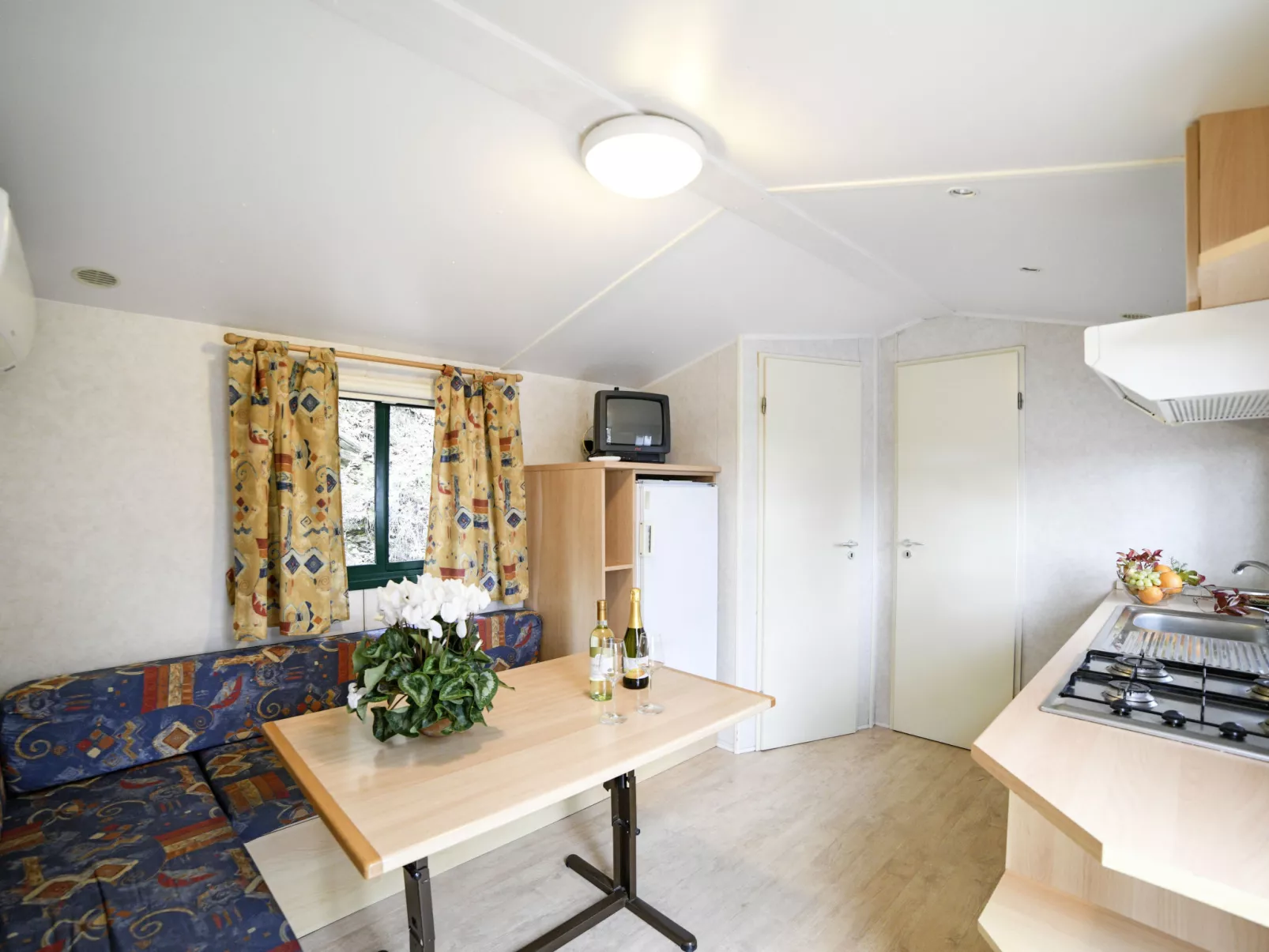 Mobilhome B (AEG402)-Inside
