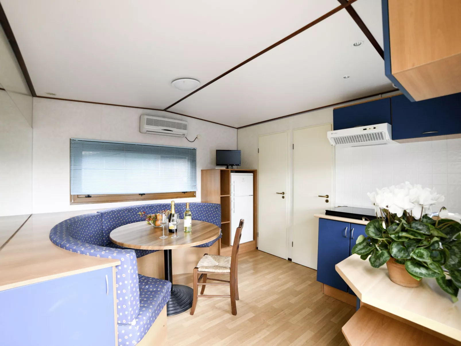 Mobilhome E (AEG403)-Inside