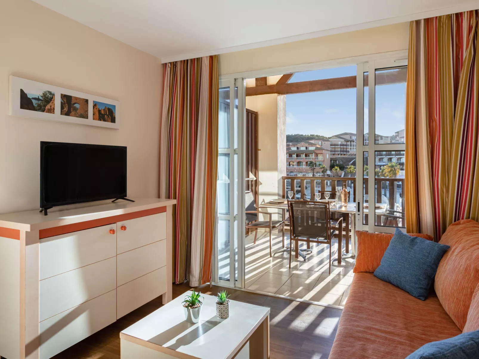 Le Village (B1 418)-Dedans