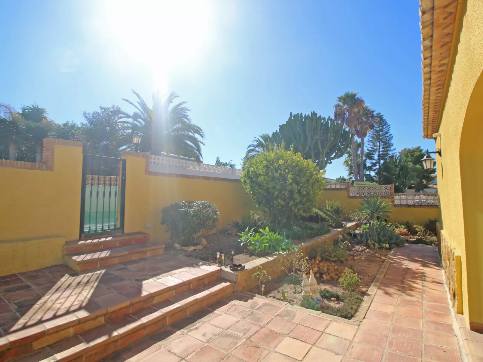 Jardin-Outside