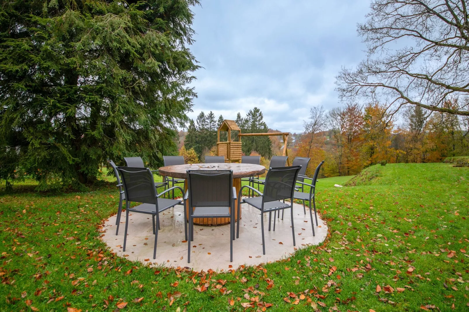 Superbe maison de vacances pour 15 adultes située à Champagne Le chêne et l'eau-Gardens summer