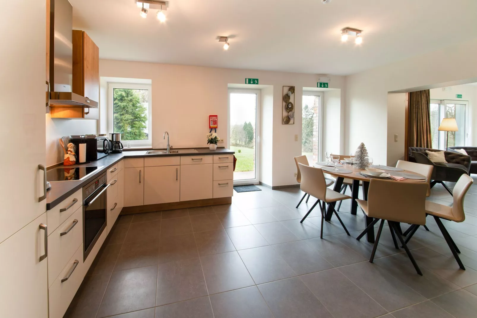 Superbe maison de vacances pour 15 adultes située à Champagne Le chêne et l'eau-Kitchen