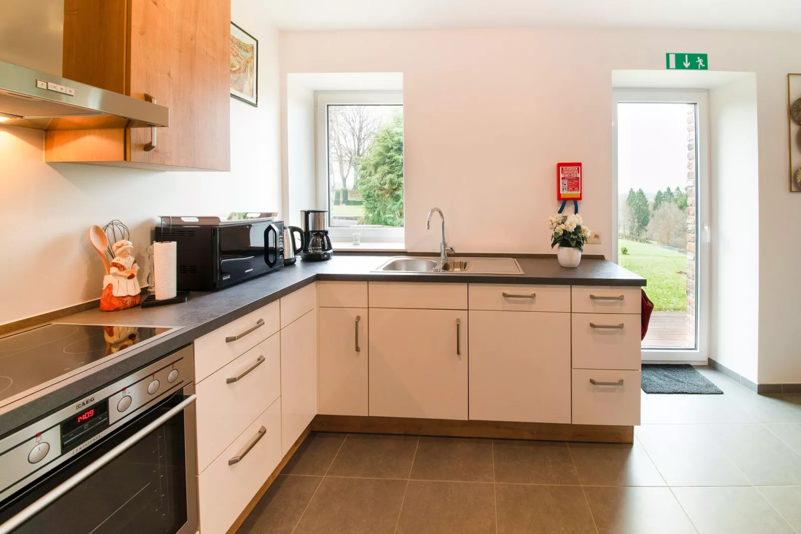 Superbe maison de vacances pour 15 adultes située à Champagne Le chêne et l'eau-Kitchen