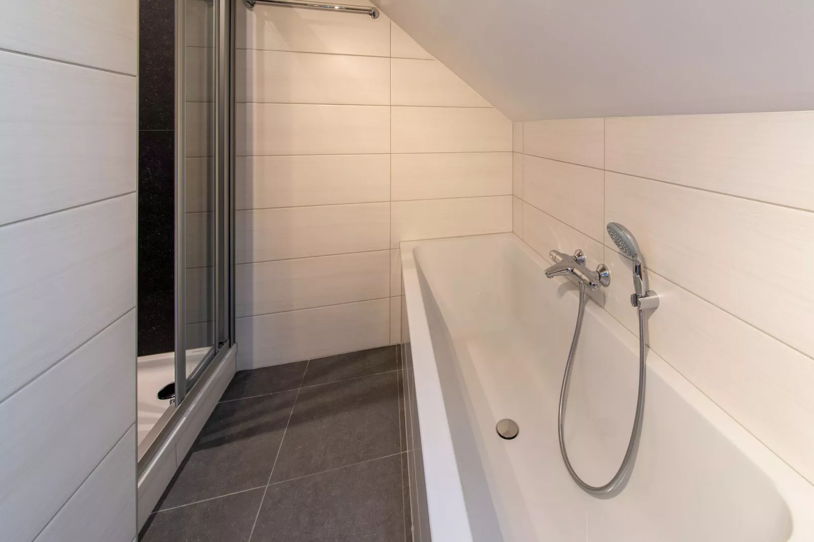 Superbe maison de vacances pour 15 adultes située à Champagne Le chêne et l'eau-Bathroom