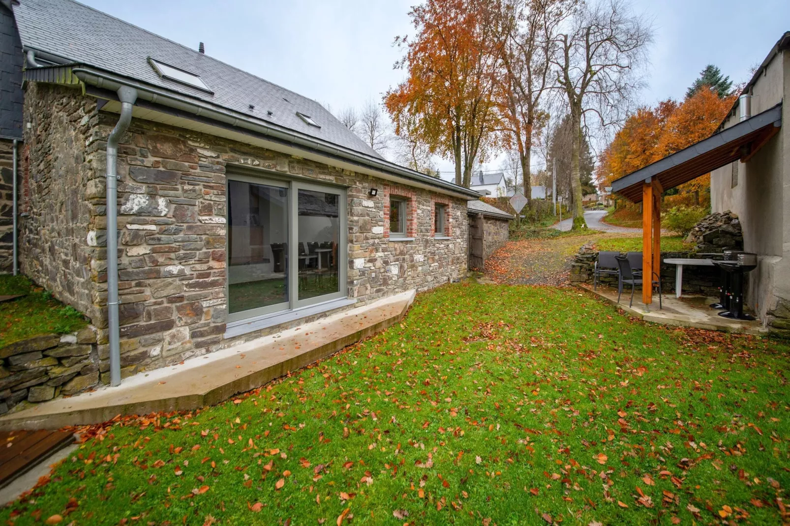 Superbe maison de vacances pour 15 adultes située à Champagne Le chêne et l'eau-Gardens summer