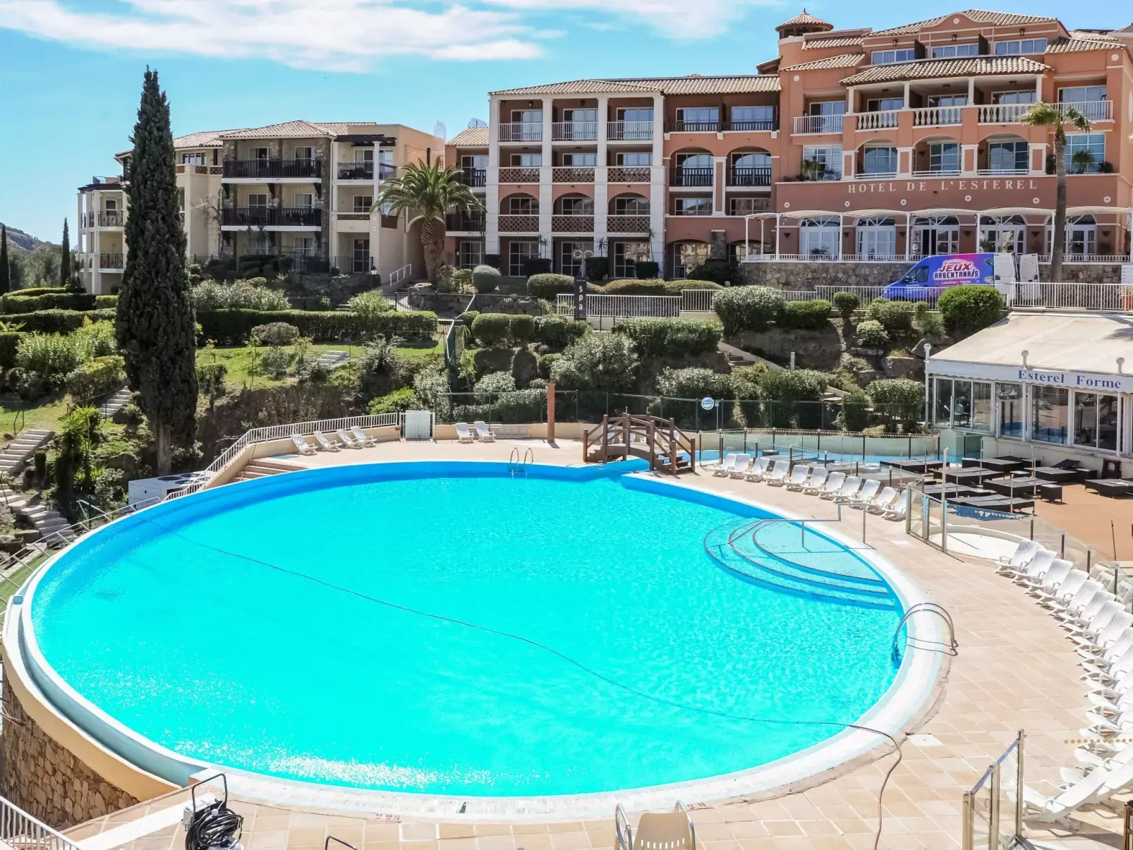 Le Village (C5 235)-Dehors