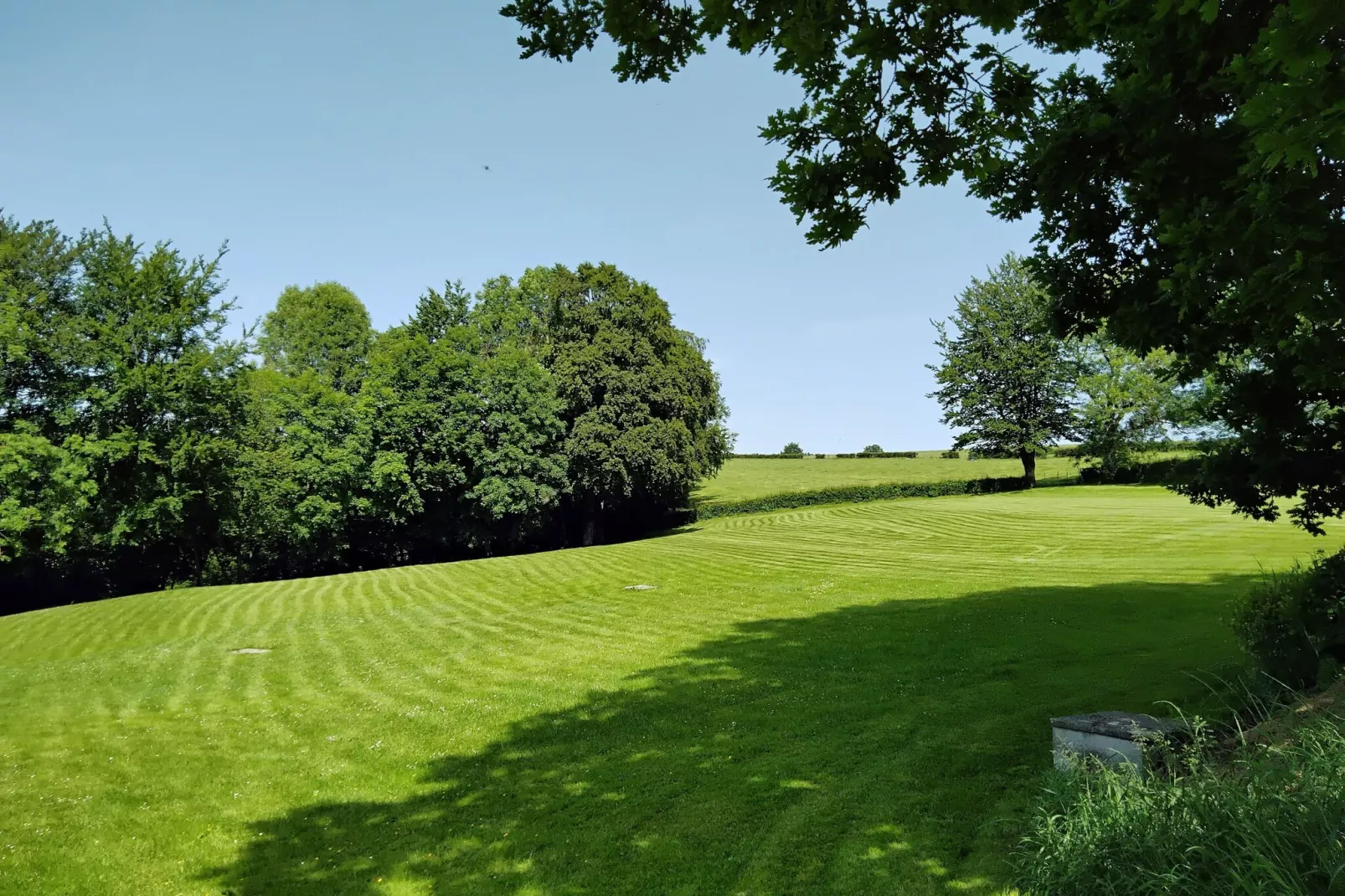 Superbe maison de vacances pour 15 adultes située à Champagne Le chêne et l'eau-Gardens summer