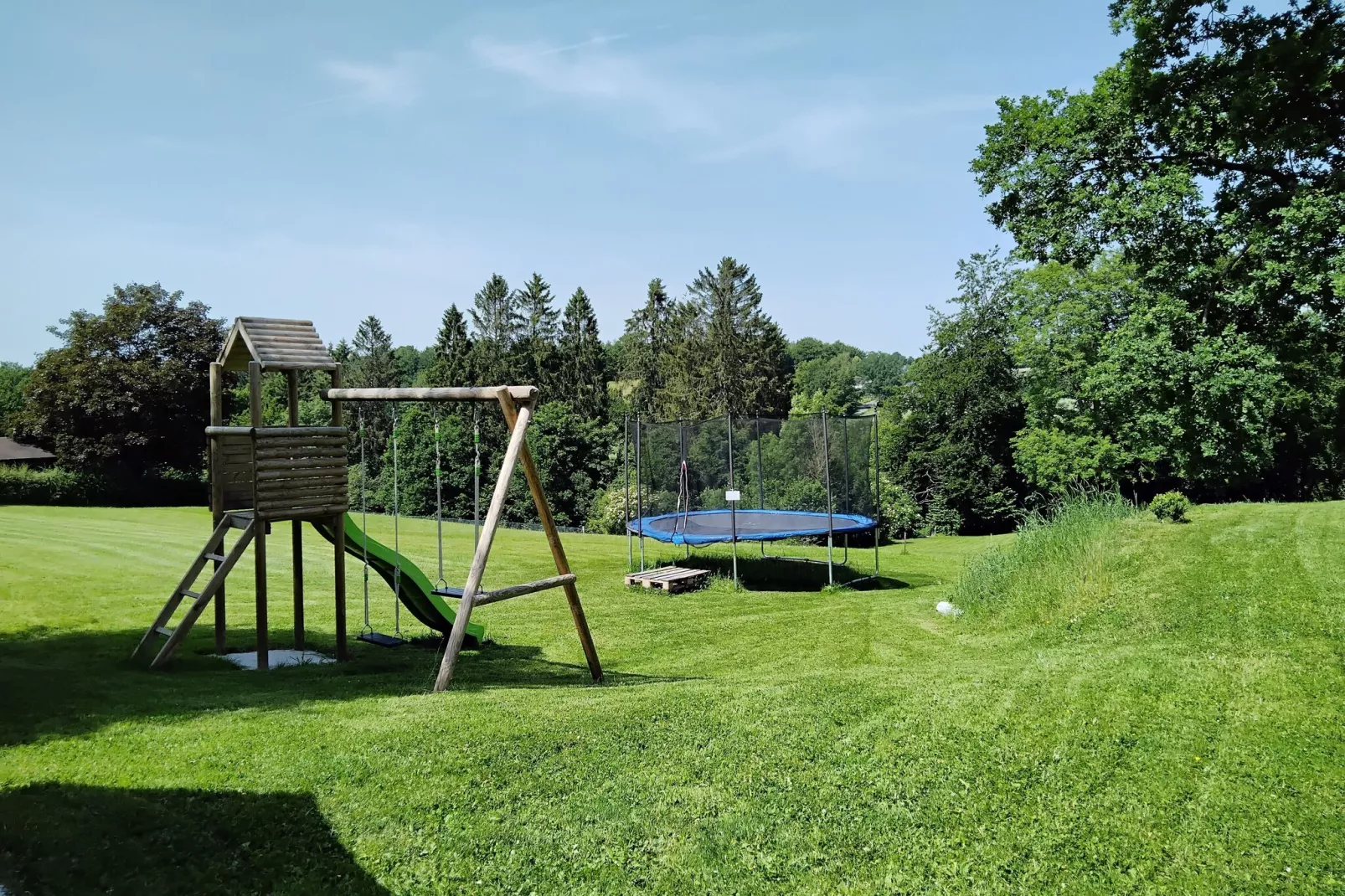 Superbe maison de vacances pour 15 adultes située à Champagne Le chêne et l'eau-Gardens summer