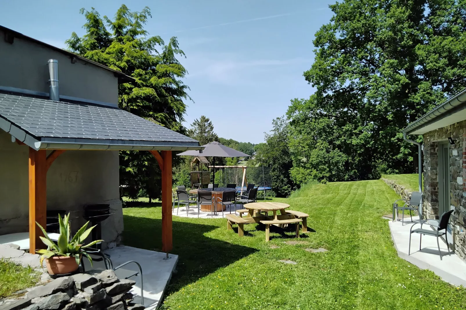 Superbe maison de vacances pour 15 adultes située à Champagne Le chêne et l'eau-Gardens summer