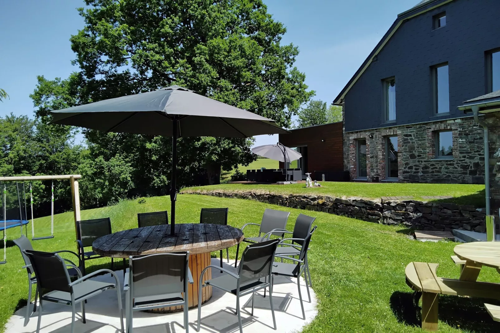 Superbe maison de vacances pour 15 adultes située à Champagne Le chêne et l'eau-Gardens summer