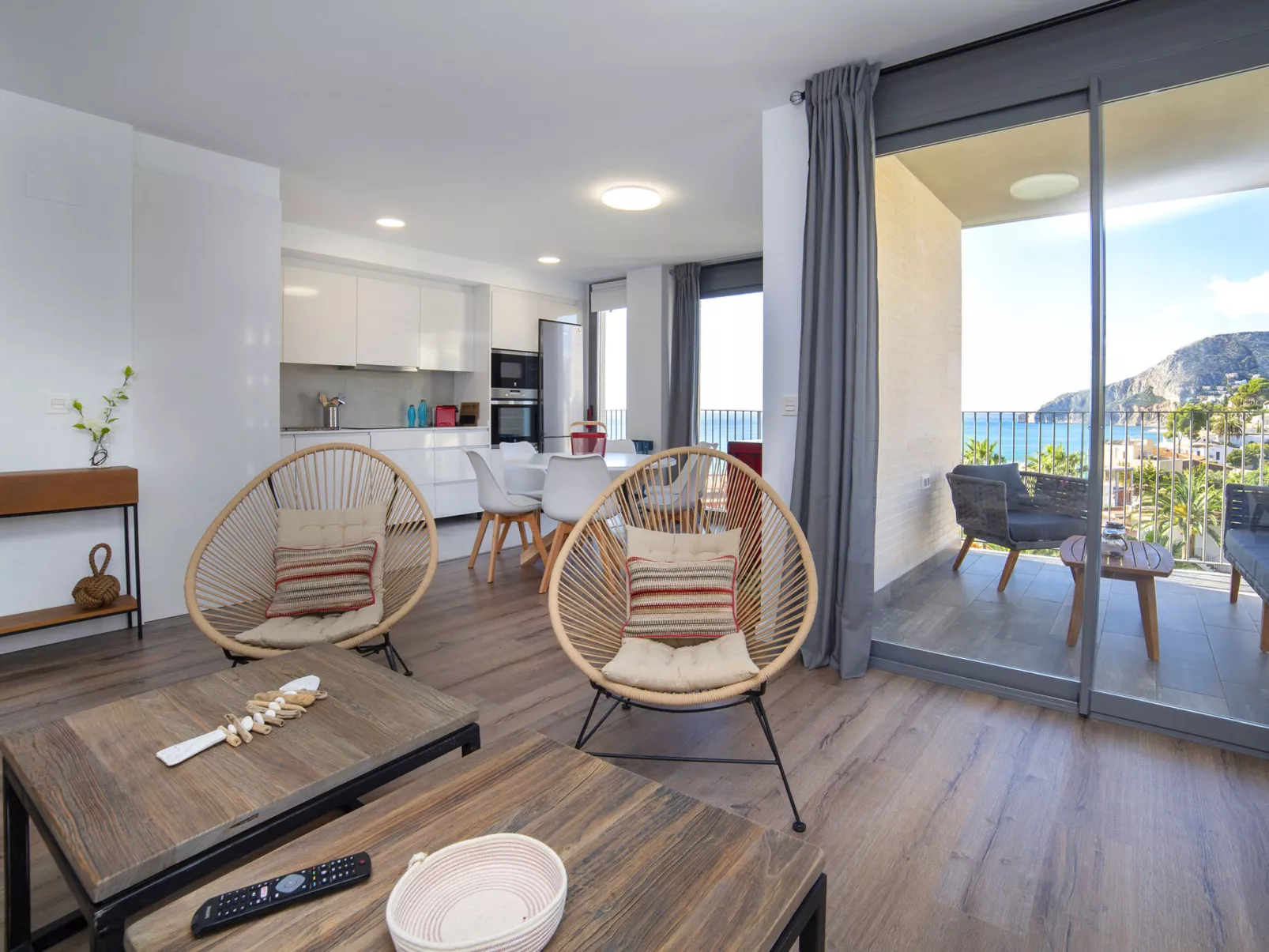 Isea Calpe 01-Outside